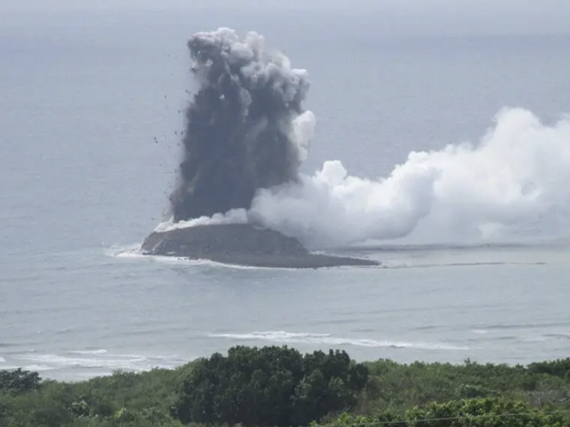 Photos montrant l'éruption d'un volcan sous-marin au Japon le week-end dernier, au large d'Iwo Jima. Marine Japonaise