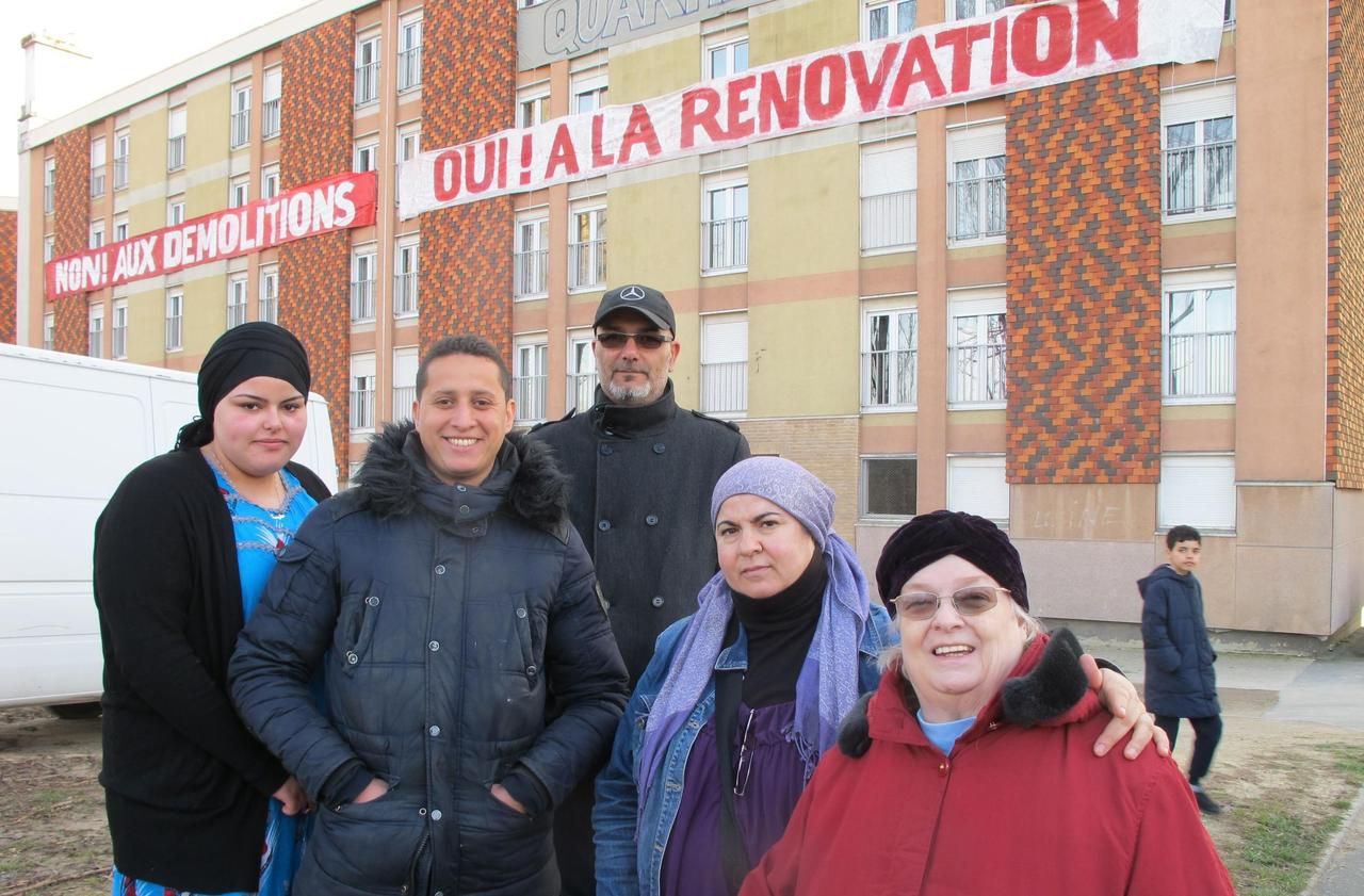 <b></b> Melun 5 avril. Les représentants de diverses associations de locataires du quartier, notamment, de gauche à droite, la fille d’Amara Abbas (association des Mamans citoyennes), Mahmoud Mahadi (association intergénérationnelle Schuman), Omar Siad (association Schuman), Fatima El Atmioui (Amicale de la tour Robert Schuman) et Geneviève Doucet (Amicale des locataires TMH)