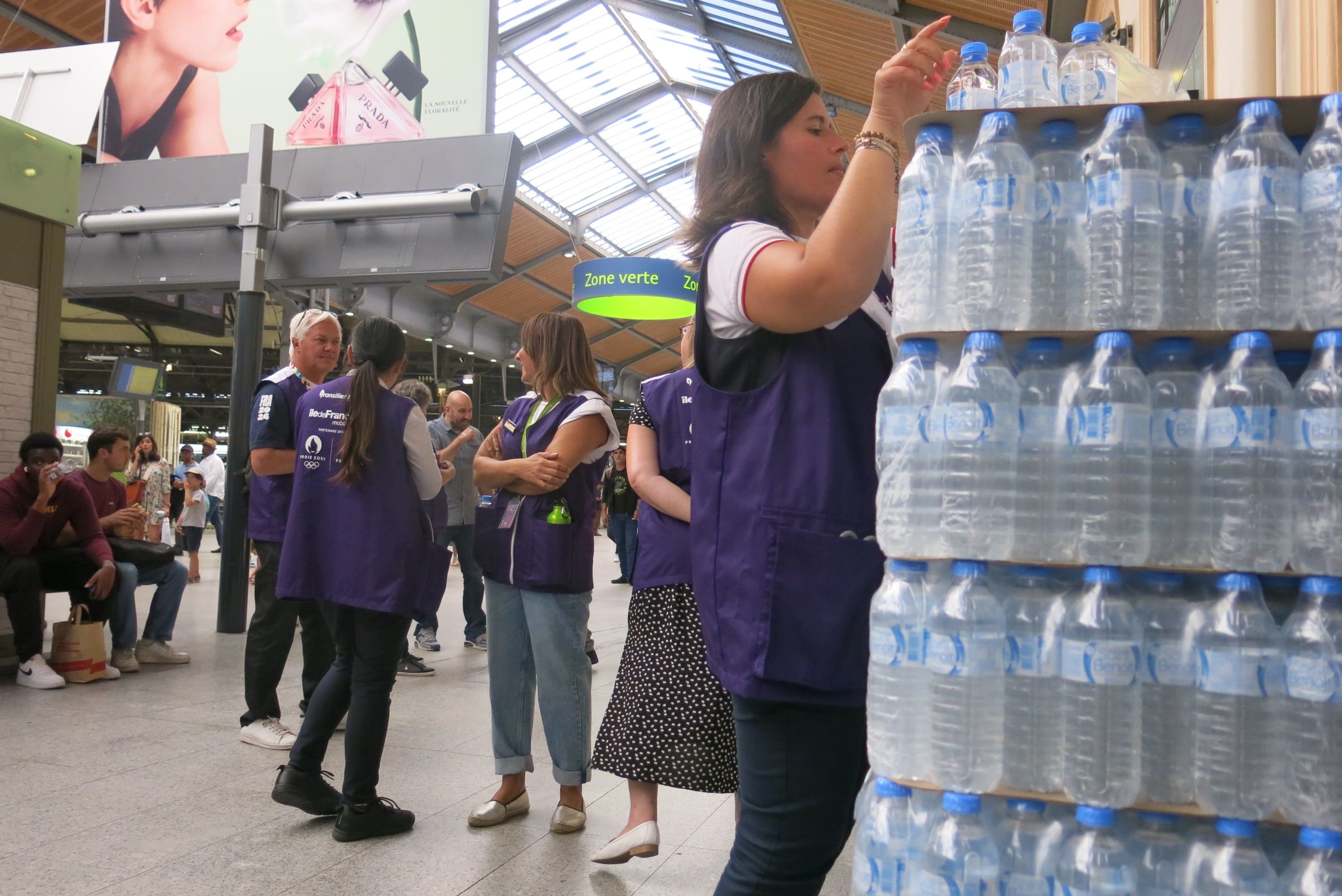 Gare Saint-Lazare.En raison des fortes chaleurs annoncées, IDFM a remis en place, ce mercredi, les distributions d'eau et de gourdes dans plusieurs gares parisiennes