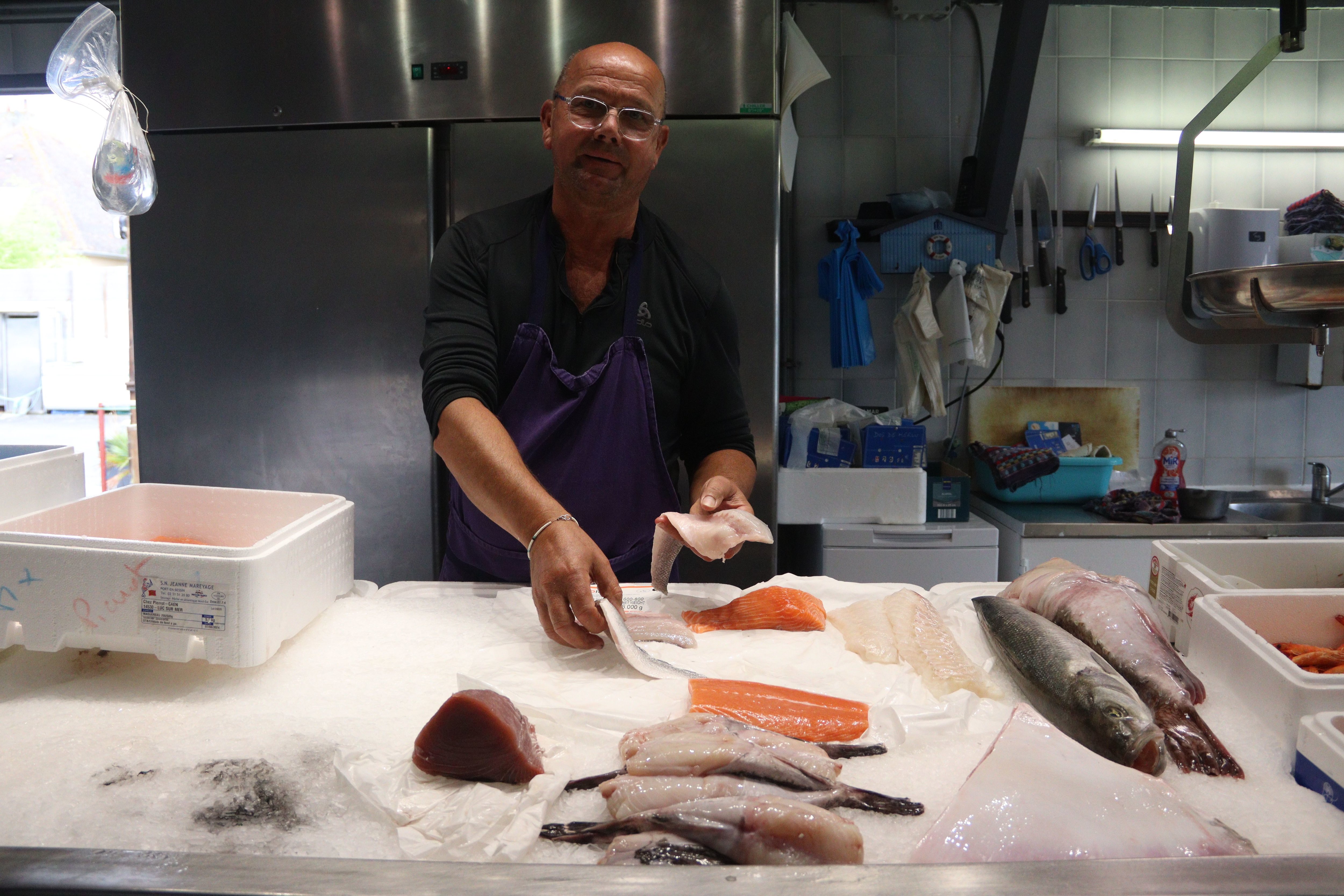 Jean-Pierre, dit Pierrot, a rouvert sa poissonnerie à Luc-sur-Mer (Calvados) après être parti à la retraite en septembre 2023. LP/Esteban Pinel