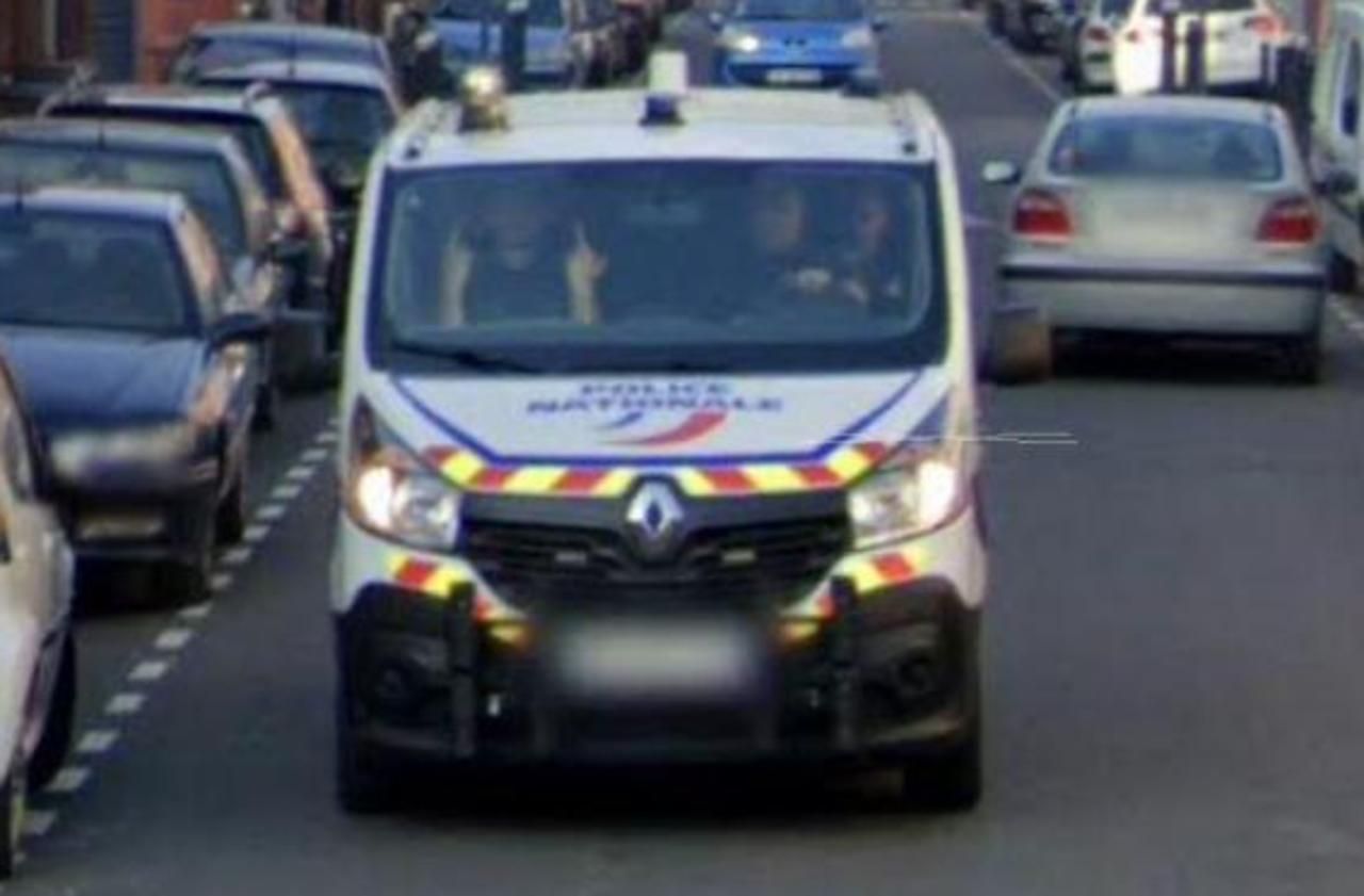 Un policier fait deux doigts d'honneur sur Google maps, une enquête interne  ouverte - Le Parisien
