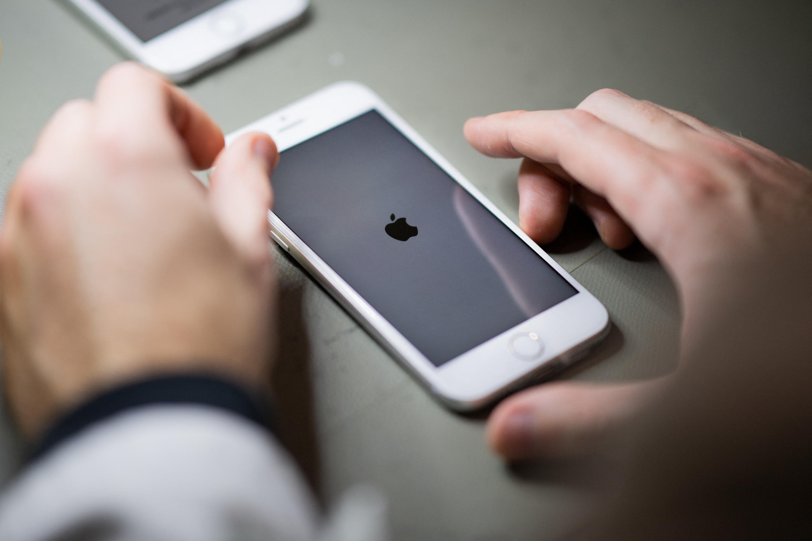 L'application Apple News a disparu de nombreux Iphone depuis jeudi. AFP/LOIC VENANCE