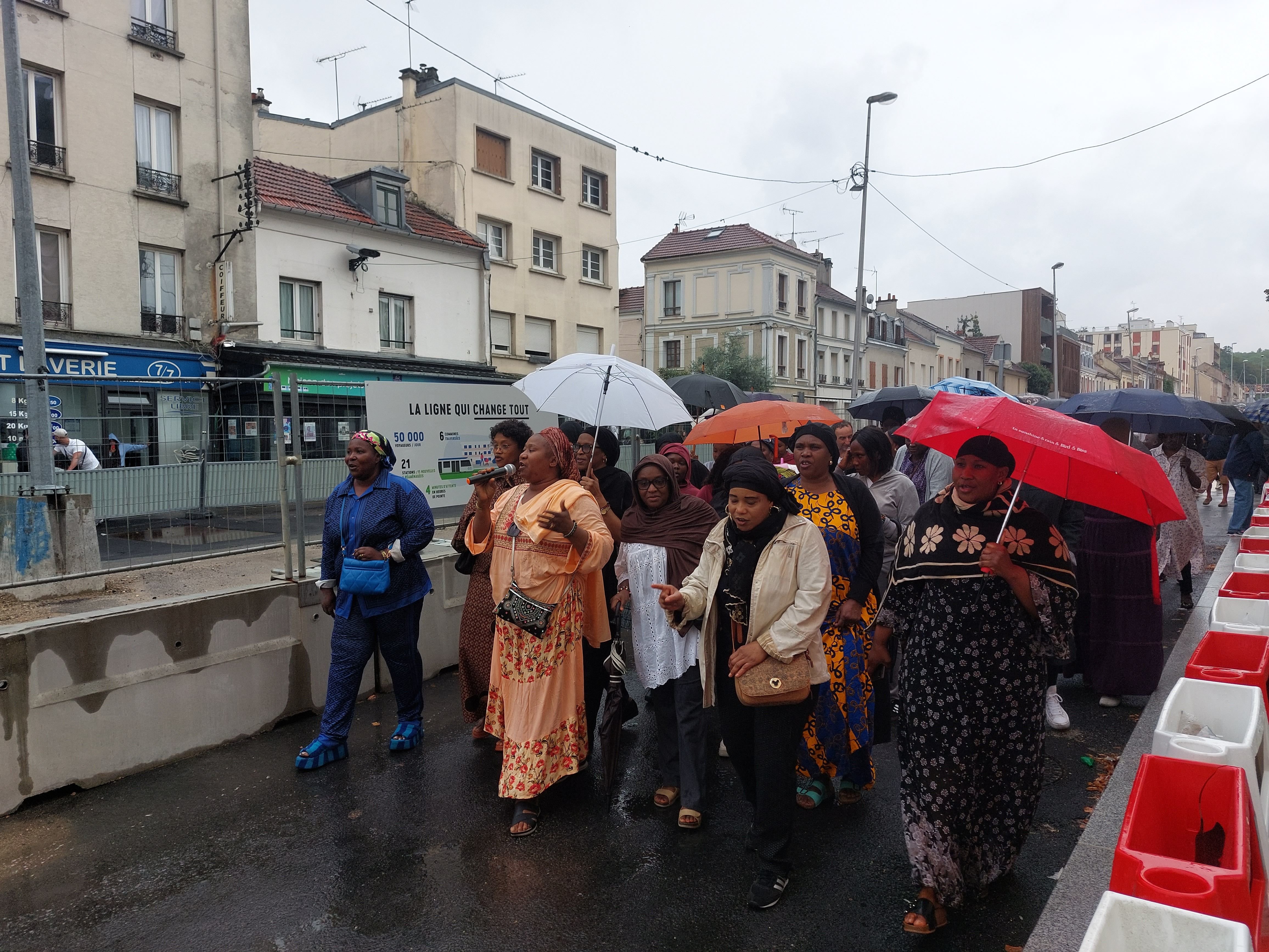 Noisy-le-Sec (Seine-Saint-Denis), mardi soir. À l'appel des mères de famille, près de 200 personnes ont marché entre l'hôtel de ville et le quartier du Londeau pour réclamer « la paix ». LP/E.M.