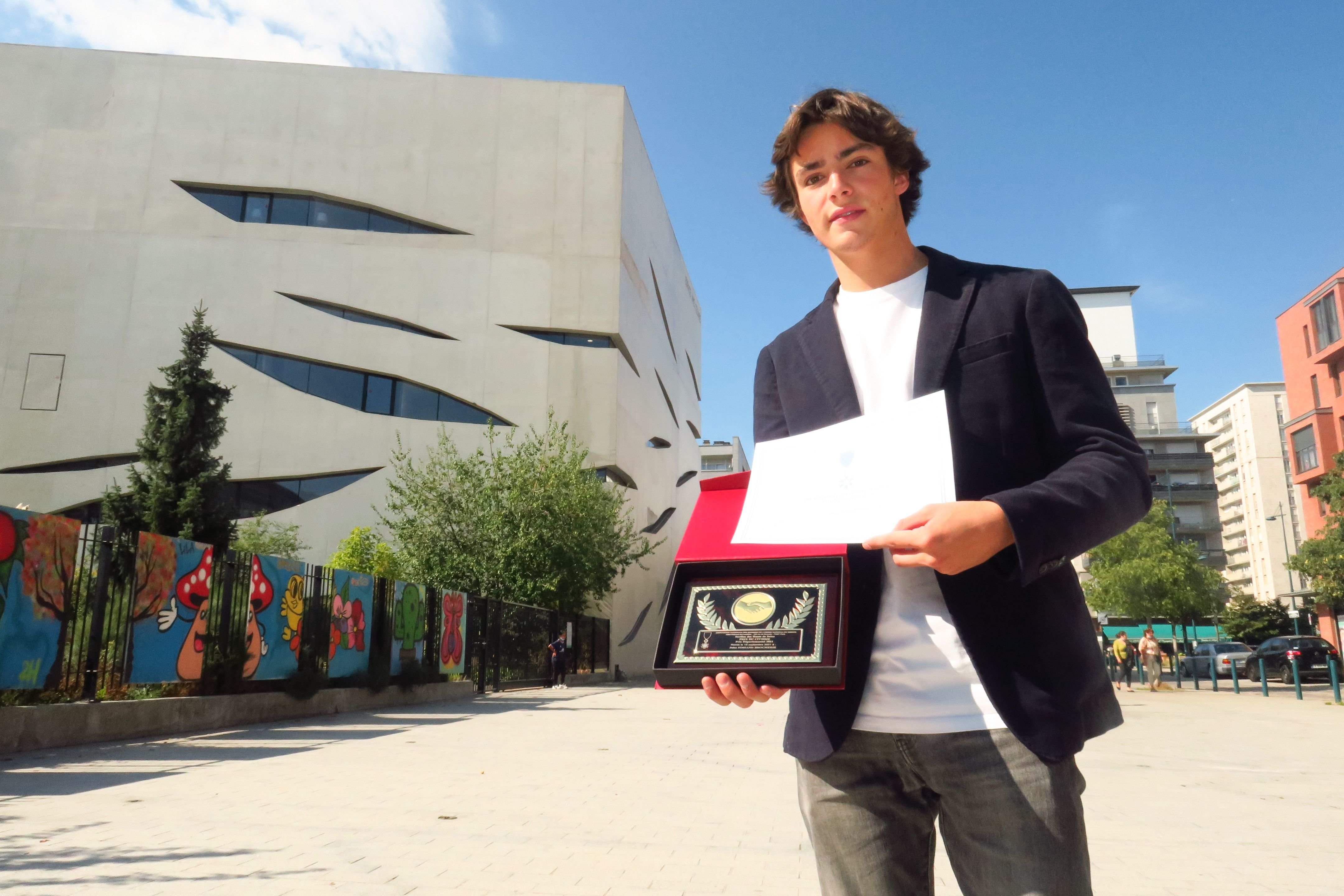 Gennevilliers, ce samedi. Jules Simiand-Brocherie, de Neuilly, a reçu le 1er prix du civisme catégorie individuel pour sa plate-forme d'entraide scolaire et solidaire entre élèves et étudiants.
