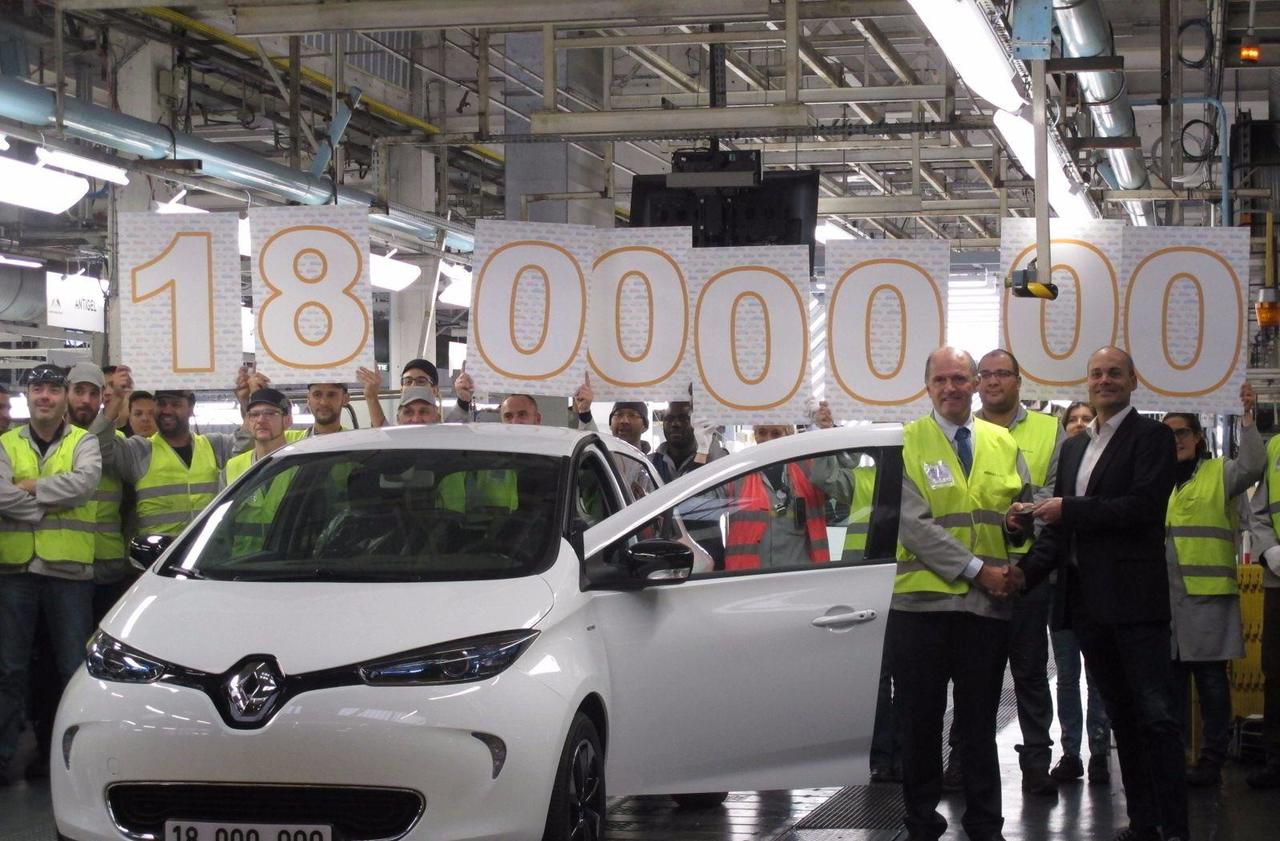 <b></b> Flins, ce vendredi. Renault vient de produire sa 18 millionième voiture, une Zoé et Olivier Weiss (à droite, en veste noire) en est l’heureux propriétaire. 