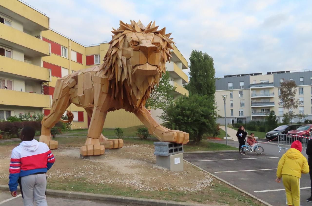 <b></b> Saint-Michel-sur-Orge, le 25 septembre 2020. Un lion géant a été installé au cœur de la résidence des Genêts. La sculpture monumentale a été conçue par des habitants du quartier, accompagnés de l’association La Lisière, les artistes Anton et Teurk et le bailleur Toit et joie.