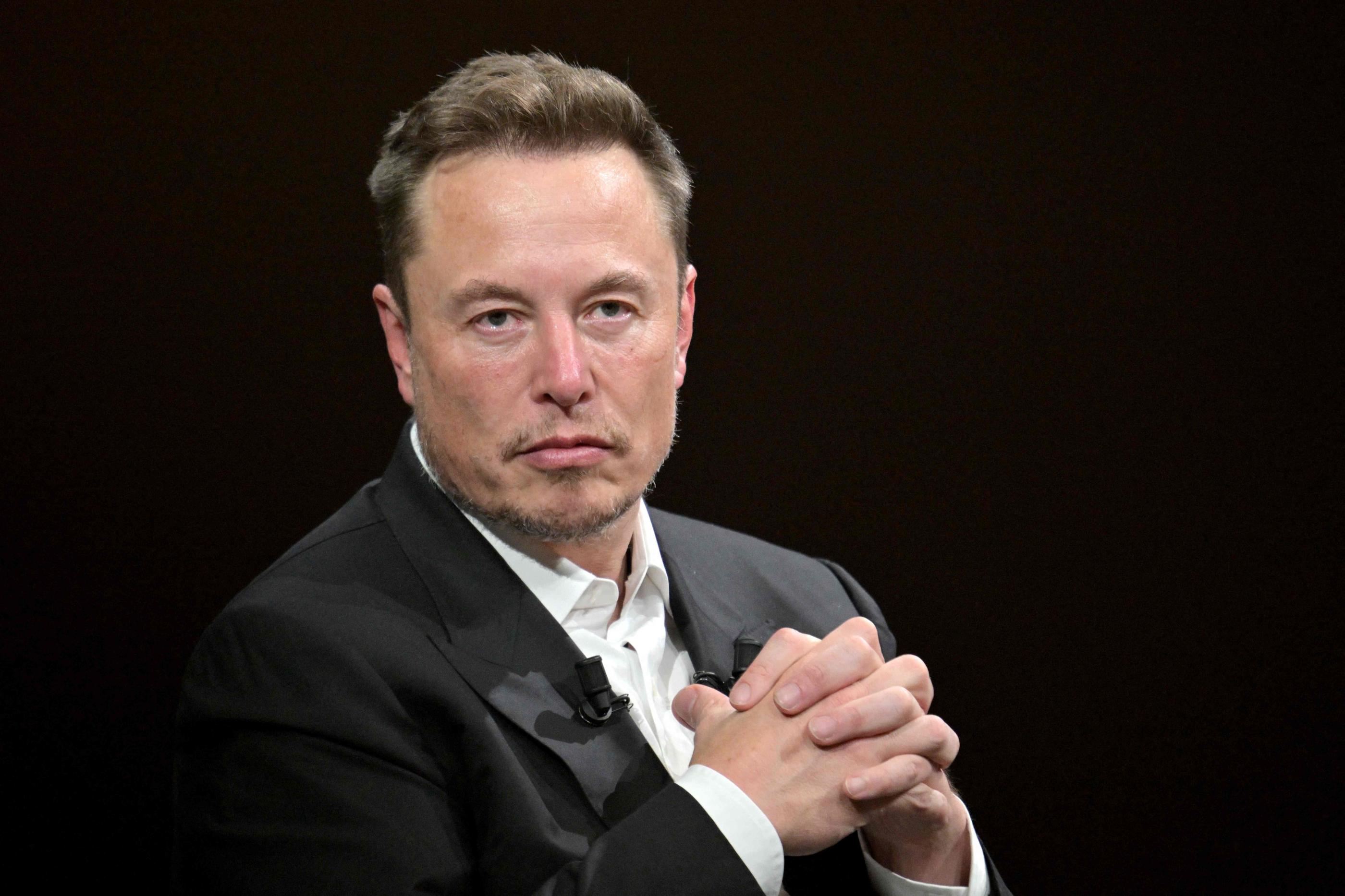 Elon Musk est accusé depuis des mois de laisser les fausses informations envahir le réseau, en particulier depuis qu'il a réduit drastiquement les équipes de modération et rendu payante la coche bleue de "certification". AFP/Alain JOCARD