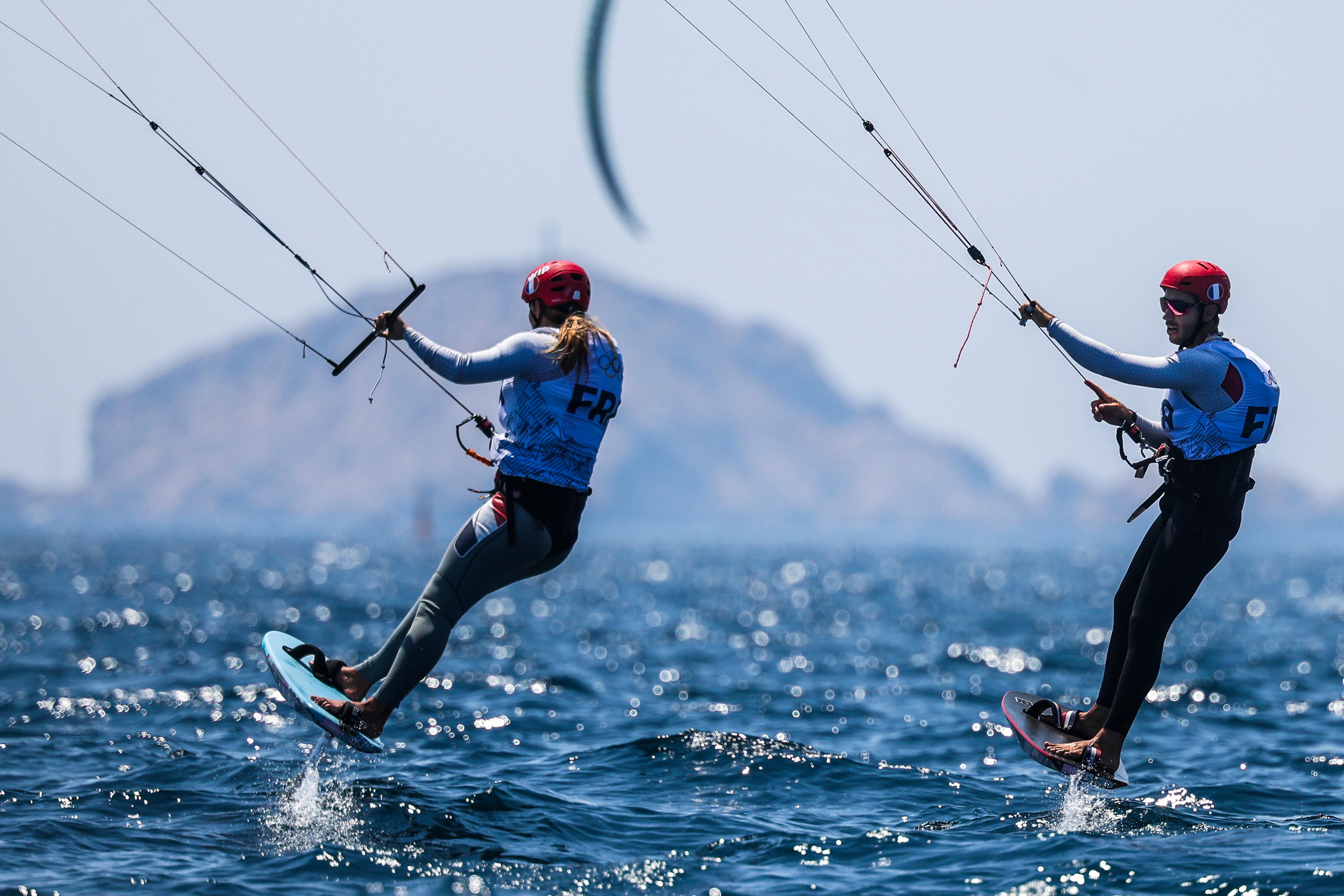 Lauriane Nolot et Axel Mazella, ici à l'entraînement dans la baie de Marseille mardi, sont toujours en course pour un titre olympique. Icon Sport/Johnny Fidelin