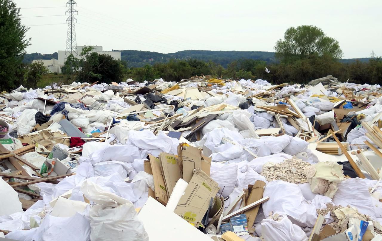 <b></b> Plaine de Chanteloup, mardi. La vaste décharge sauvage gagne du terrain. 