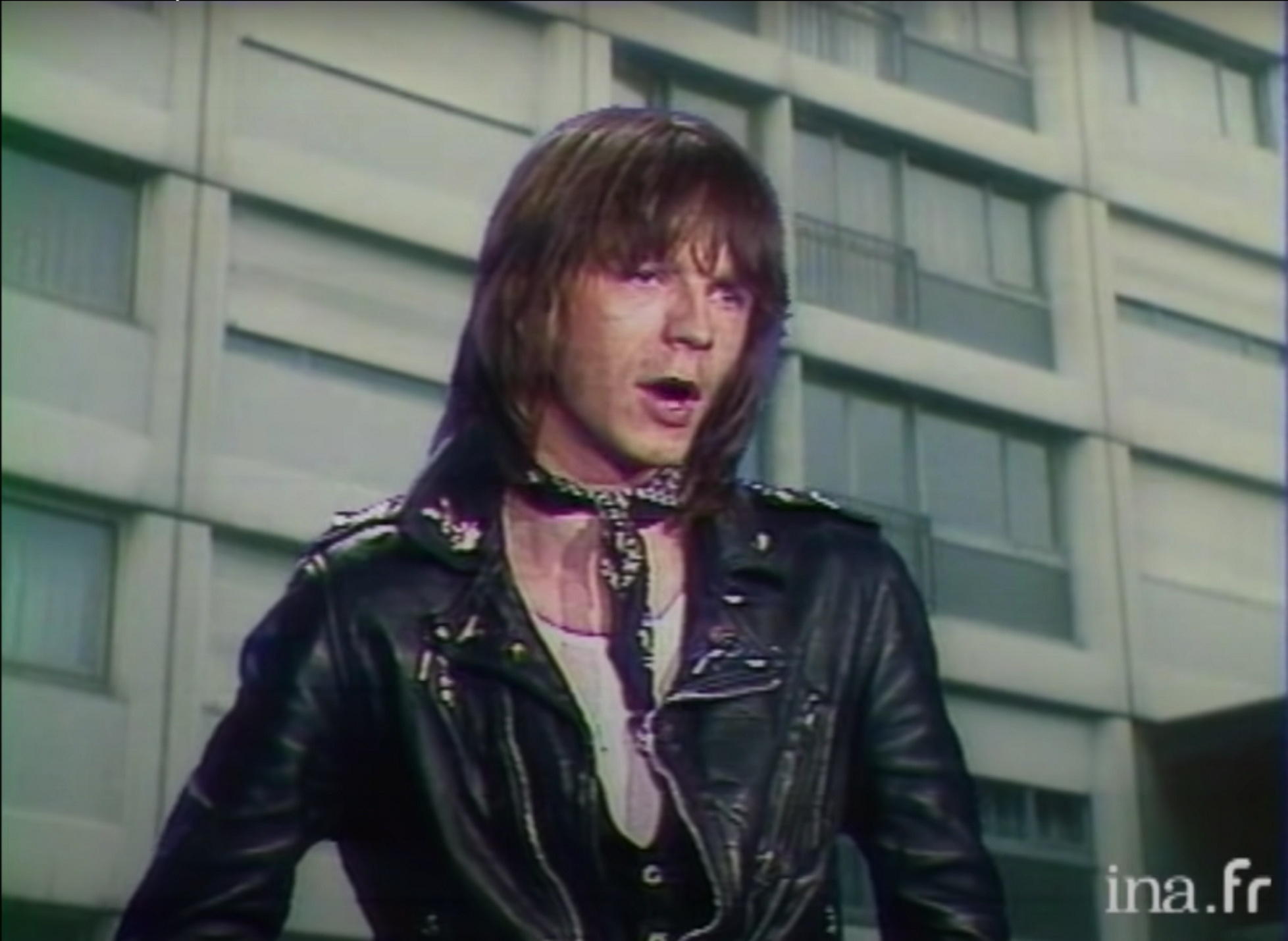 Dans le clip de « Dans mon HLM », Renaud apparaît chantant son titre sorti en 1980 incrusté sur une vidéo en noir et blanc du quartier. Achives INA