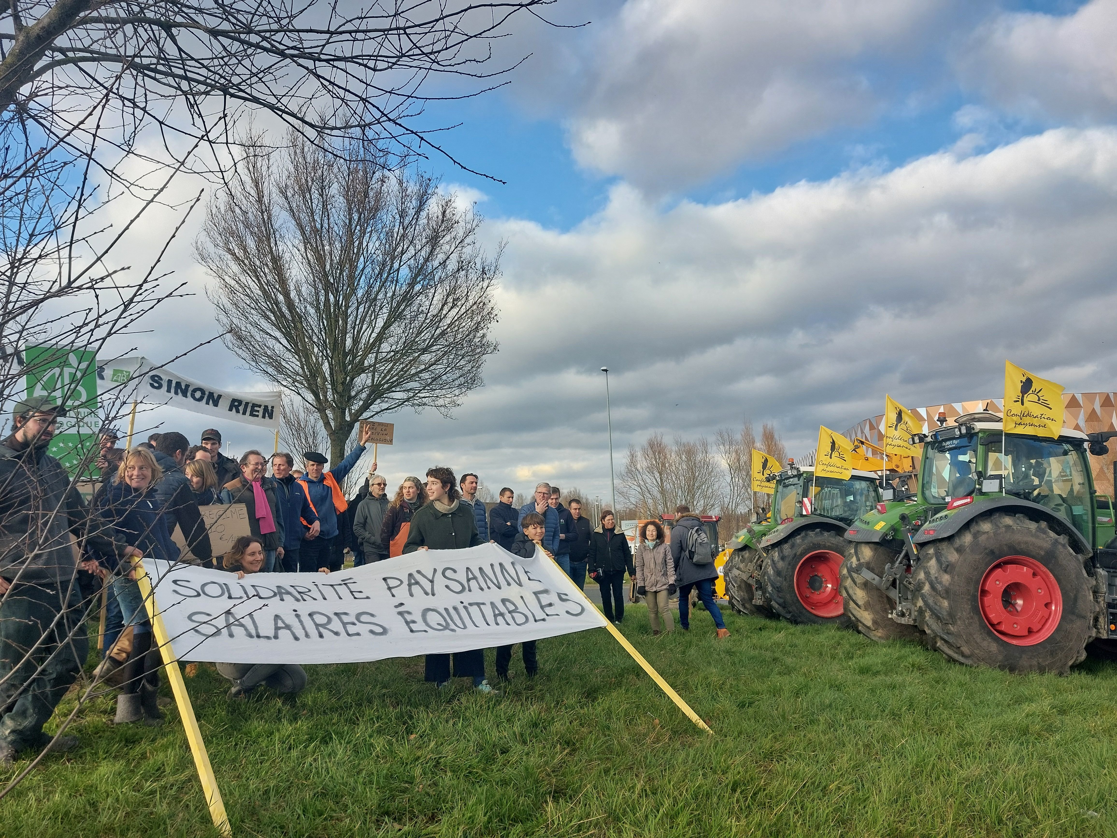 Brétigny-sur-Orge, le 31 janvier 2024. Des dizaines d'agriculteur biolgiques d'Ile-de-France se sont mobilisés. Solidaires du mouvement agricole, ils demandent que le gouvernement aide le monde agricole vers la transition écologique et ne renonce pas à des acquis environnementaux. LP/Cécile Chevallier