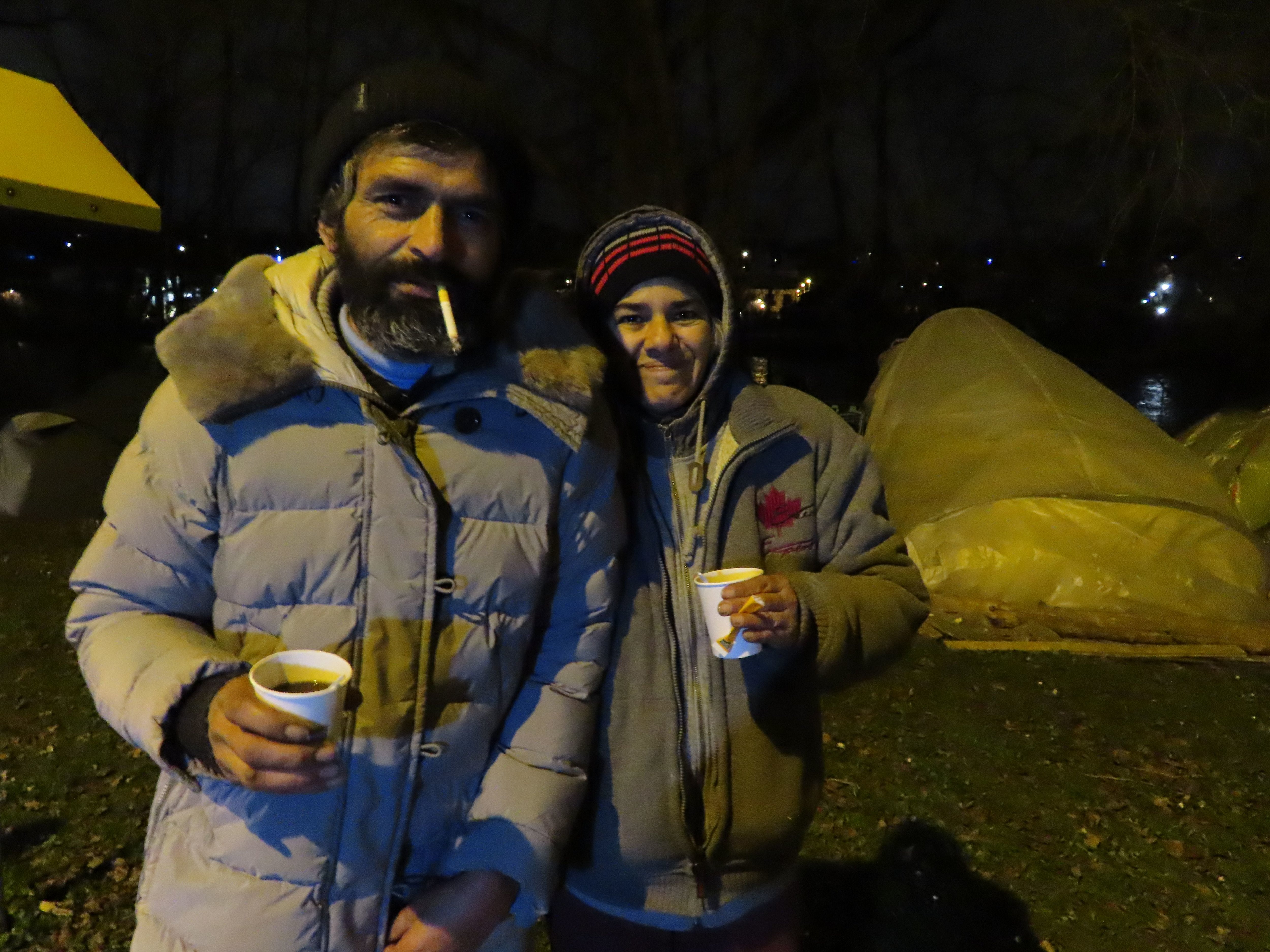 Corbeil-Essonnes, lundi 8 janvier. Soline et Hélène dorment dans des tentes en bord de Seine. Malgré le froid, ils essaient de positiver. LP/S.M.