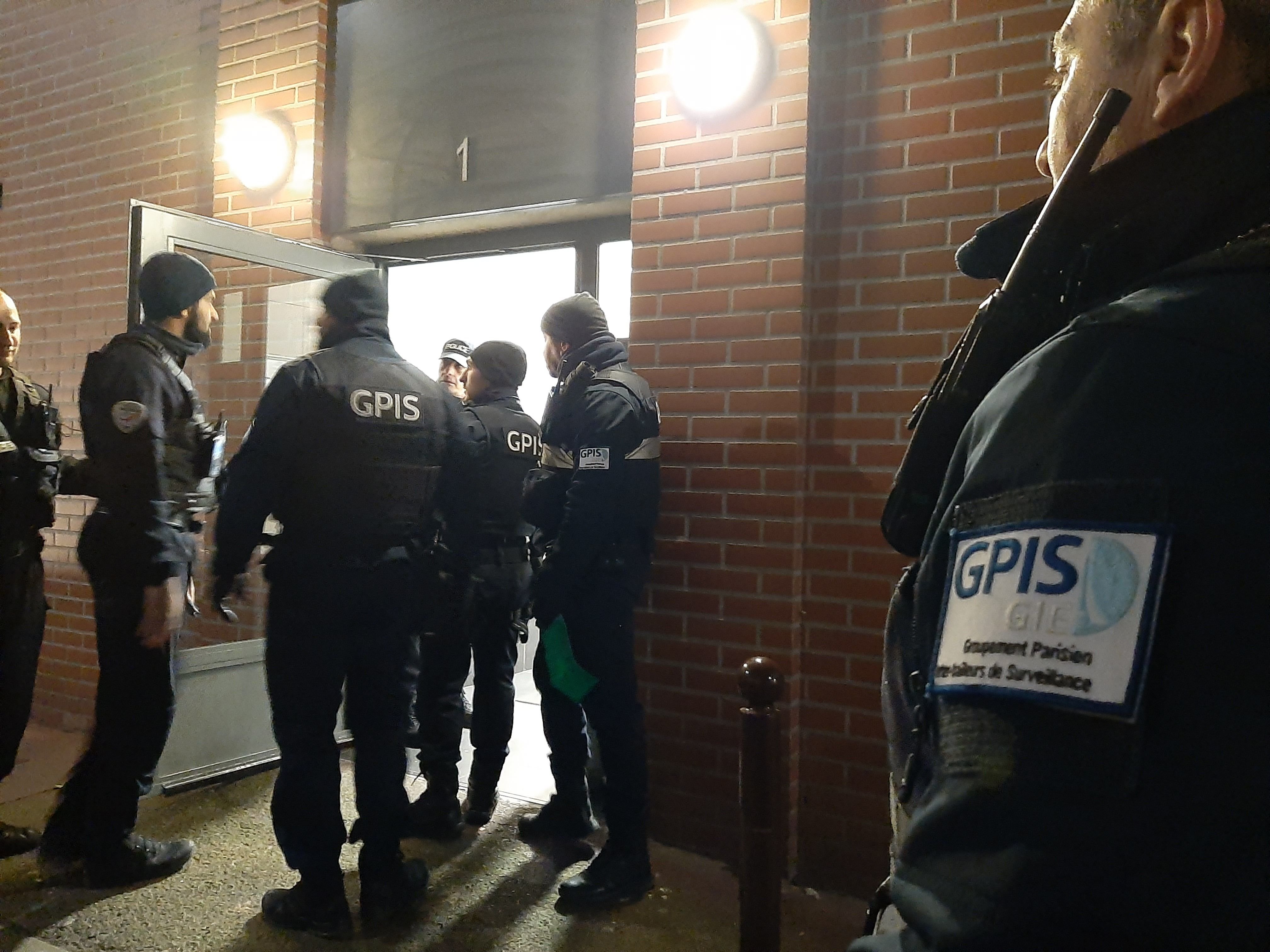 Charenton-le-Pont, le 13 décembre. Les agents du GPIS patrouillent dans la Villa Bergerac, épaulés ce soir-là par des fonctionnaires de police. LP/Marine Legrand