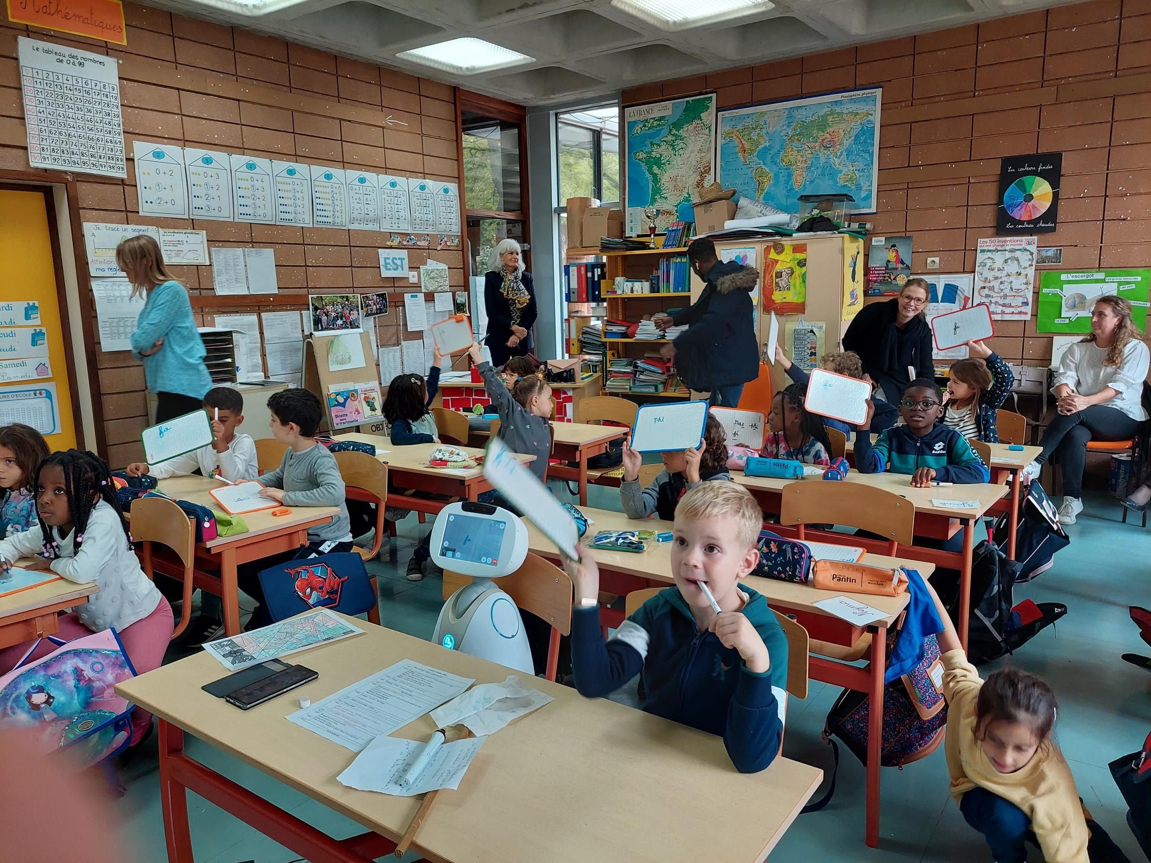 Depuis la rentrée, Jeren, 6 ans, participe à la classe, à l'école Louis-Aragon de Pantin (Seine-Saint-Denis), et peut échanger comme s'il y était avec son instituteur, grâce au programme Ted-i et au robot mis au point par l'entreprise parisienne Blue Frog Robotics. LP/Elodie Soulié