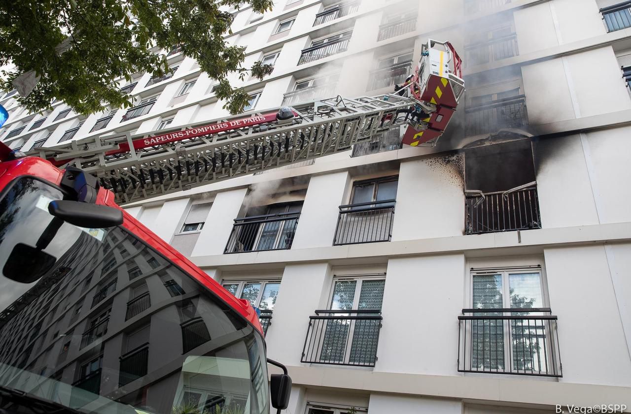 <b></b> Paris, ce lundi matin. Un important dispositif de sécurité a été mis en place et une cinquantaine de sapeurs-pompiers sont intervenus pour maîtriser le feu qui s’est déclaré dans un appartement, avenue de la porte de Vanves.