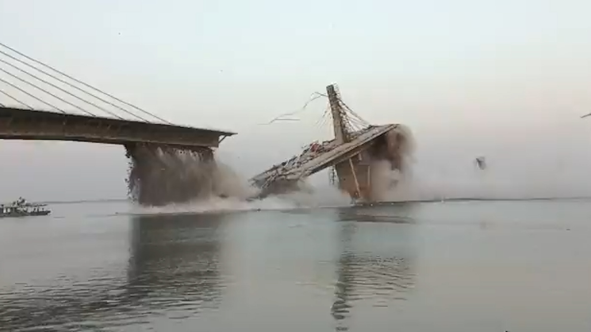 Bhagalpur (Inde), 4 juin 2023. Après des années de retard, le pont Aguwani-Sultanganj devait être inauguré fin 2023. Capture d'écran Twitter