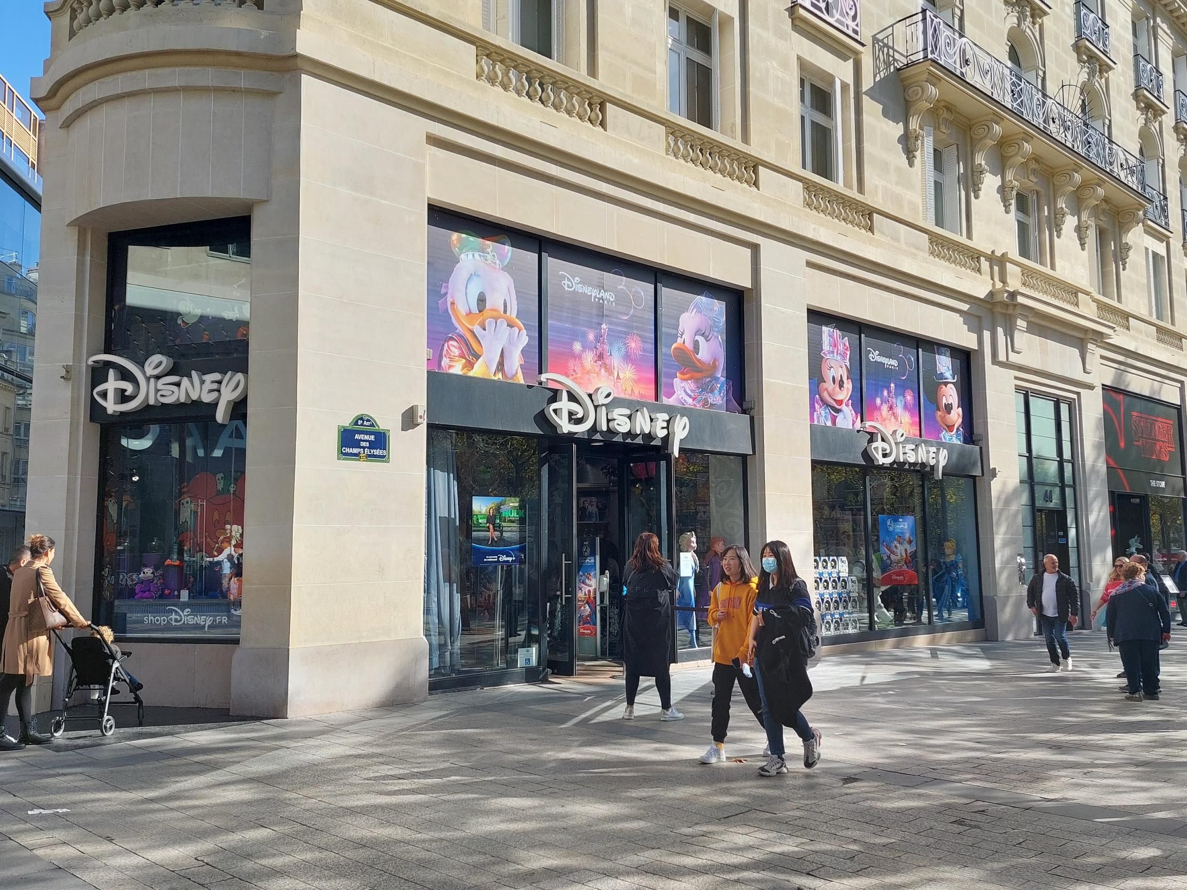 Avenue des Champs-Élysées (Paris VIIIe). La rumeur de fermeture est arrivée jusqu'aux salariés du magasin, mais «on n'a pas d'informations», assurent-ils.