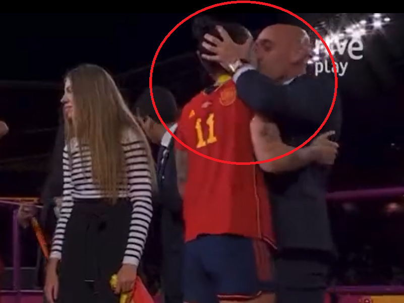Le président de la Fédération Rubiales a embrassé Hermoso sur la bouche après le titre mondial