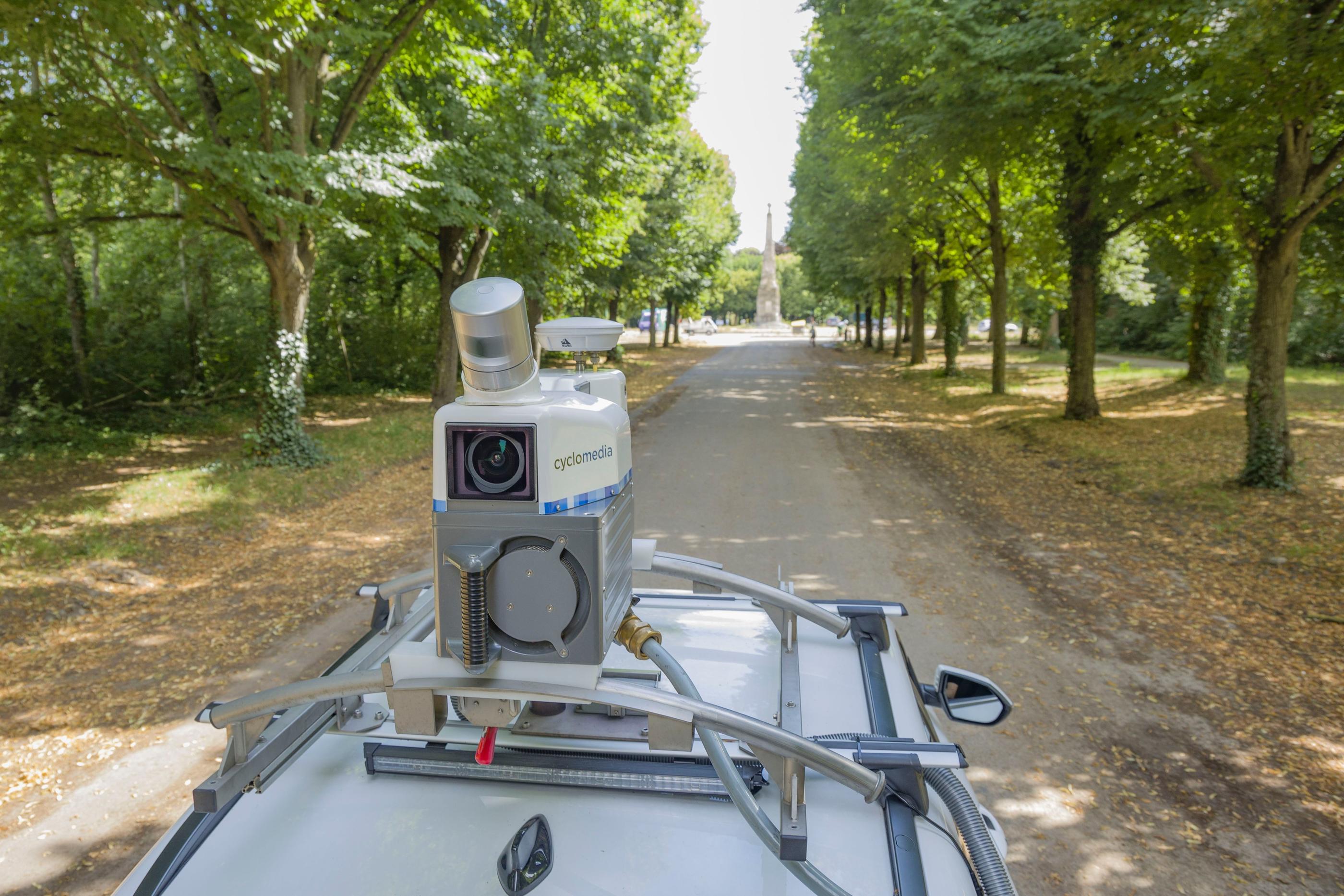 Vincennes (Val-de-Marne), le 11 juillet. Le petit SUV de Cyclomedia, bardé d’instruments électroniques sur la plage arrière, est chapeauté de cinq caméras qui filment la route à 360 °C et équipé d’un système de télédétection par laser. LP/Alexandre Delaitre