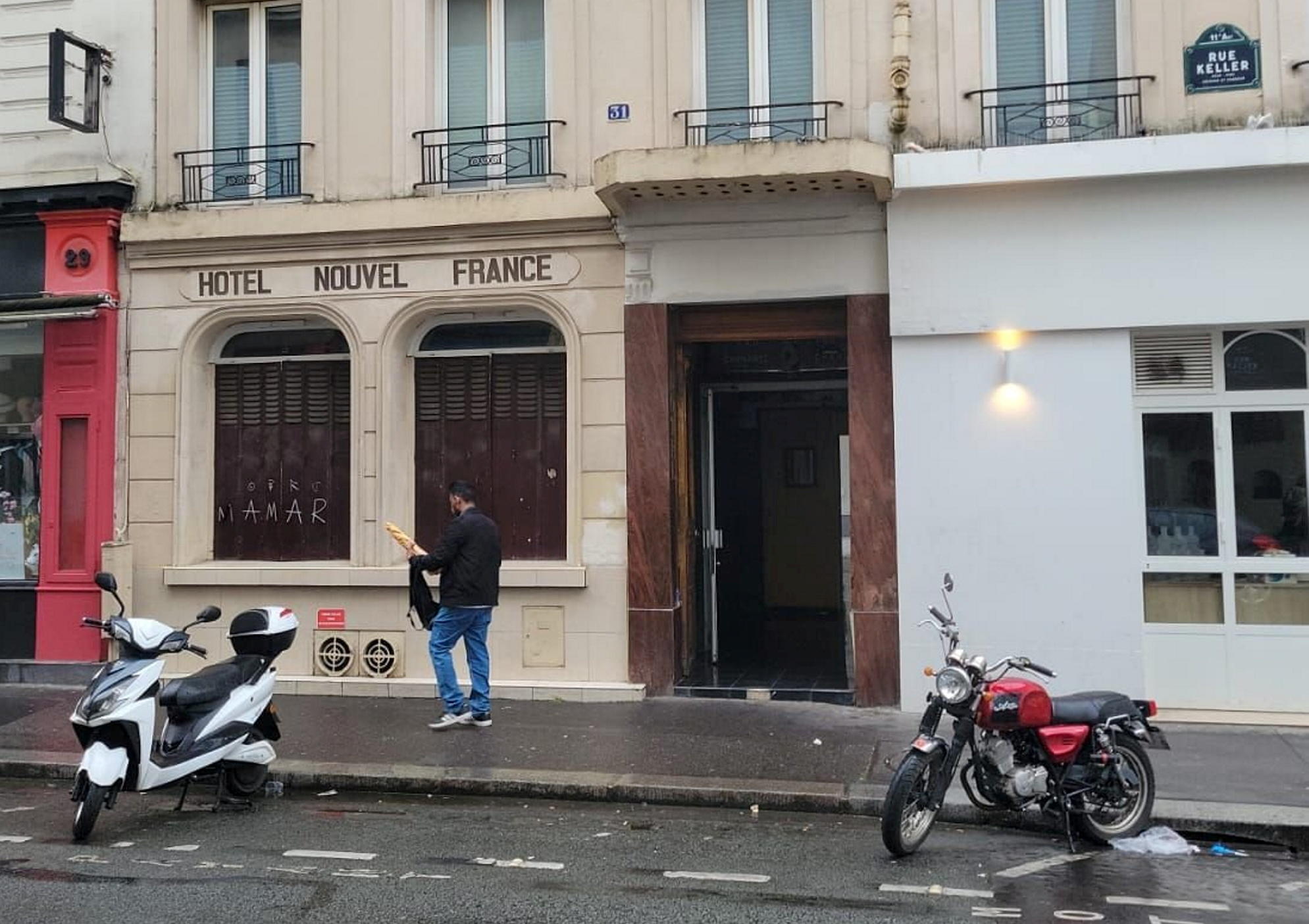 Paris (XIe), rue Keller, le 22 juin 2024. La victime, âgée de 64 ans, était le gardien de cet hôtel. Des voleurs l'auraient ligotée pour dérobé le coffre-fort. Nicolas D. est soupçonné de les avoir aiguillé vers cet établissement. LP/Julien Lec'hvien