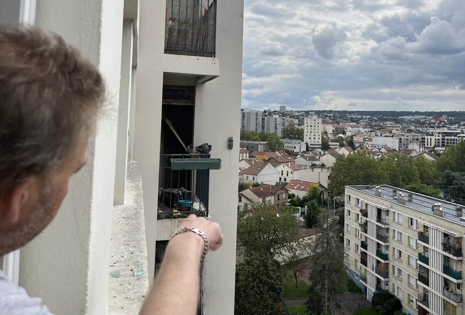 Nanterre (Hauts-de-Seine), le 29 août. Depuis leur chambre, Marielle et Alexandre ont vue sur le balcon de leur voisin, sur lequel on remarque la présence de pigeons et la saleté accumulée. LP/A.P.