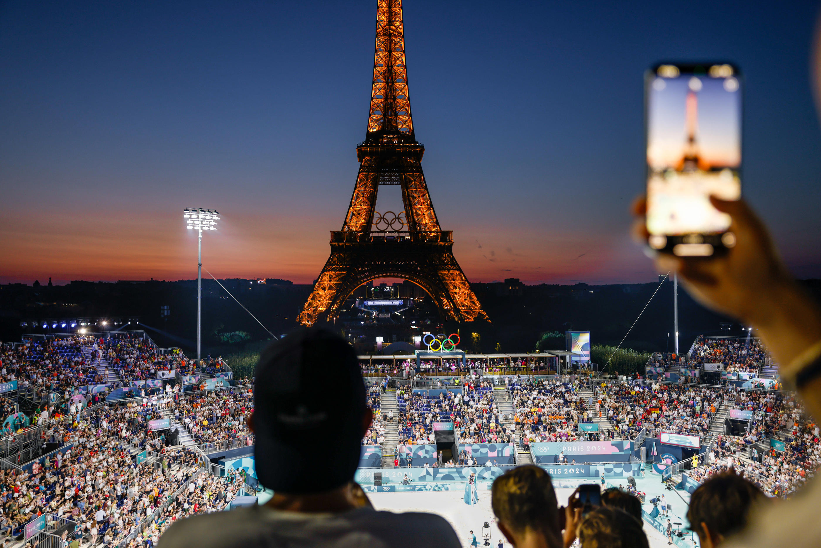 Rien que pour les épreuves de beach-volley au pied de la tour Eiffel, près de 450 000 billets ont trouvé preneurs et le 30 juillet aura été la journée avec le plus de monde avec pas moins de 743 000 personnes présentes pour encourager les athlètes. LP / Olivier Corsan