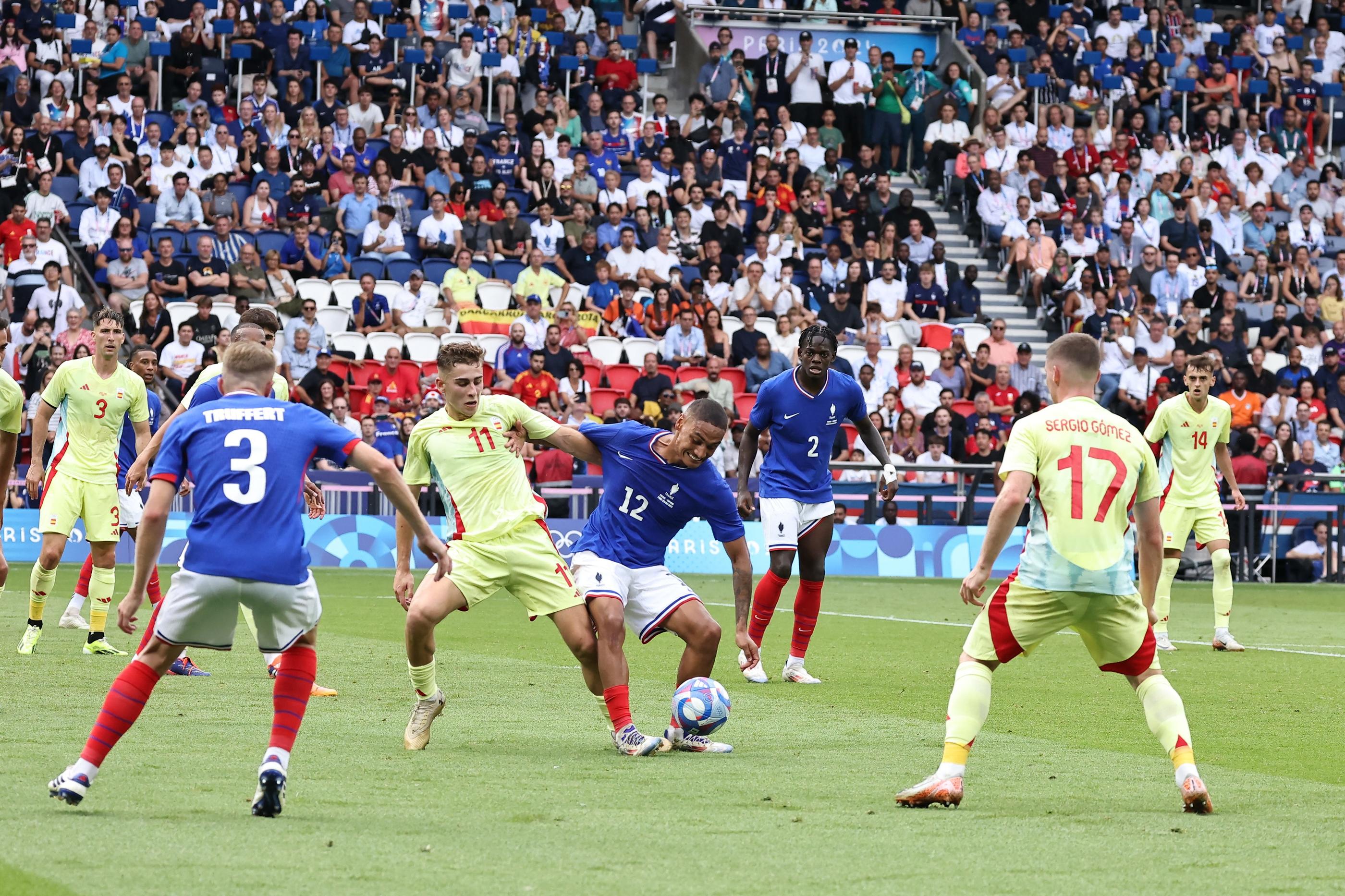 Fermin Lopez et Enzo Millot à la lutte au cours d'un match intense et très indécis. LP/Fred Dugit


-
The Paris 2024 Summer Olympic Games  (Jul 26-Aug 11, 2024). 
  
 
Men's football final 
France - Spain  *** Local Caption *** LP / Fred Dugit