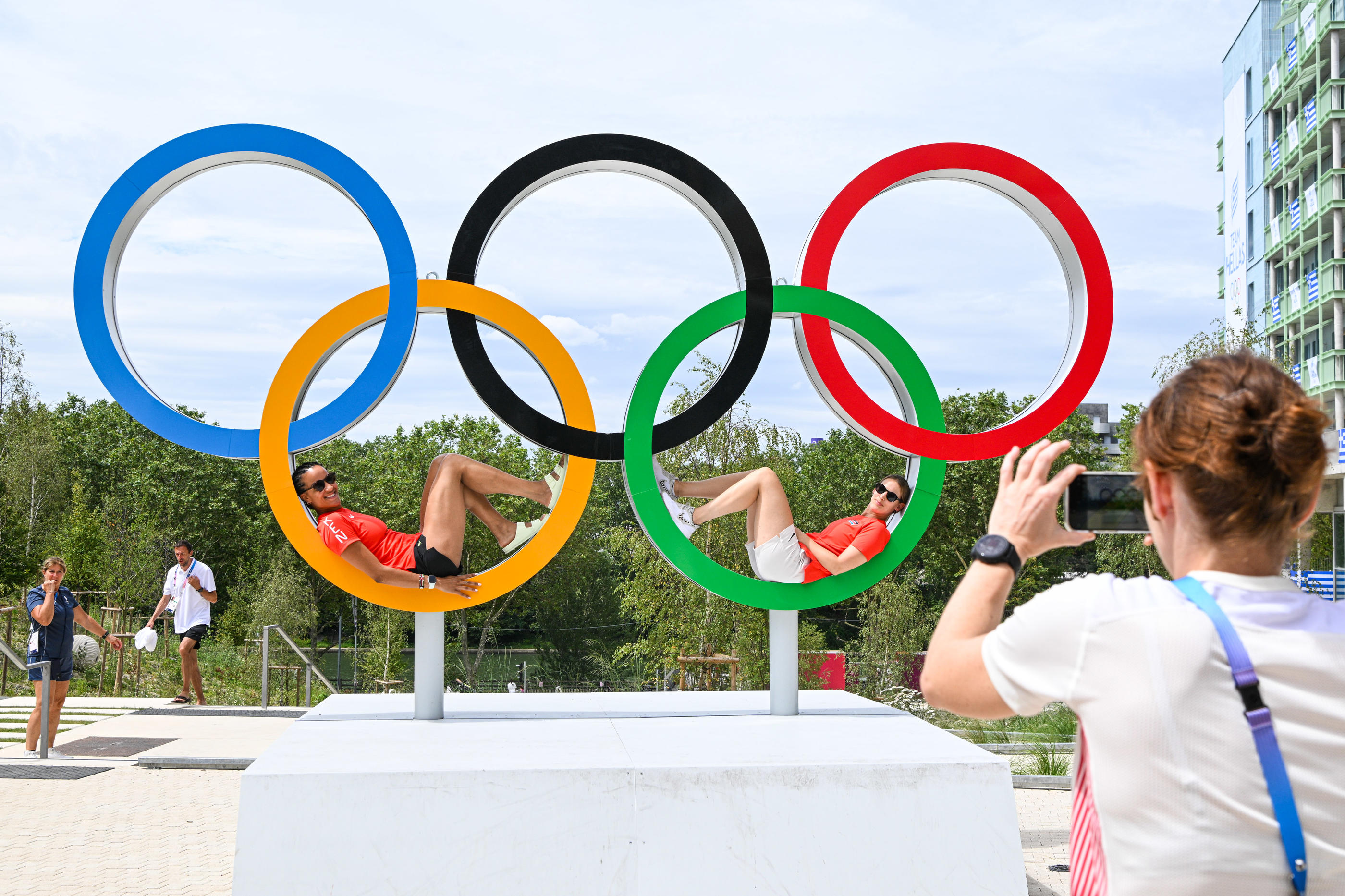 La photo dans les anneaux, un passage obligé des athlètes au village olympique. Daniel Derajinski/Icon Sport