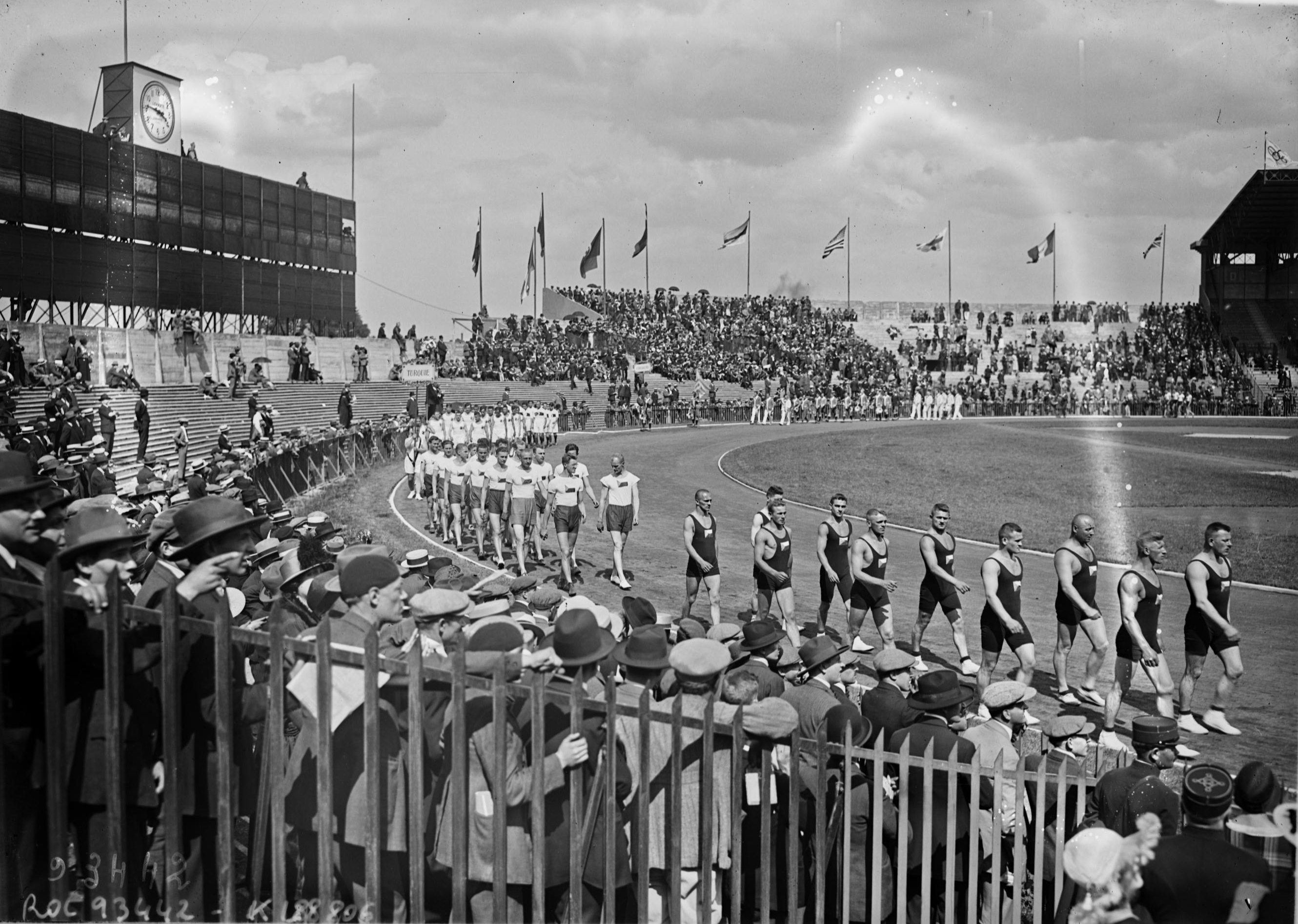 La cérémonie d'ouverture des Jeux olympiques de 1924 s'était déroulée dans le stade de Colombes. Fonds Bibliothèque nationale de France