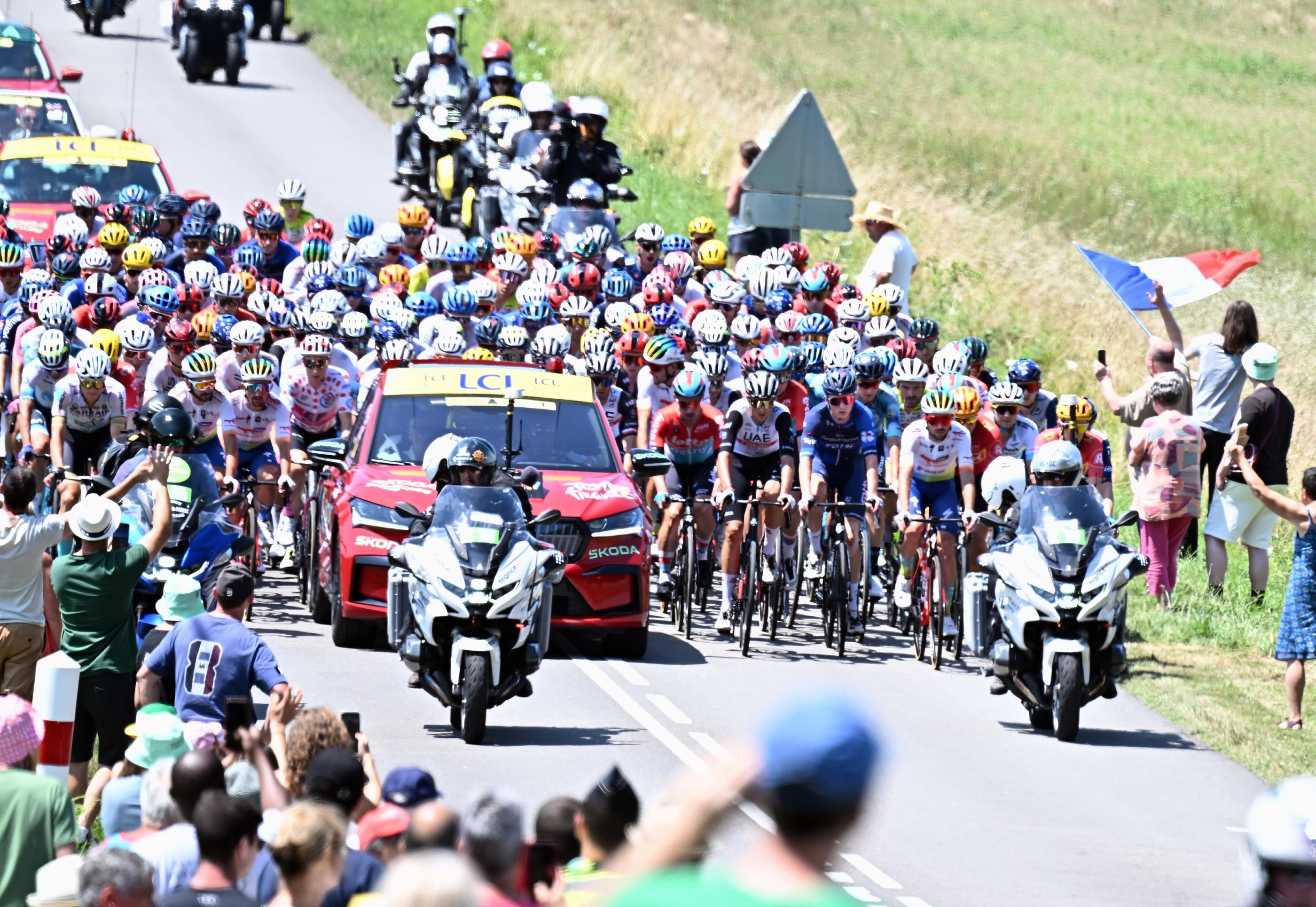 Le Tour de France aborde sa deuxième semaine après une journée de repos bien mérité. Au programme : les vignobles du Beaujolais mais aussi pas mal de reliefs ! Belga/Icon sport