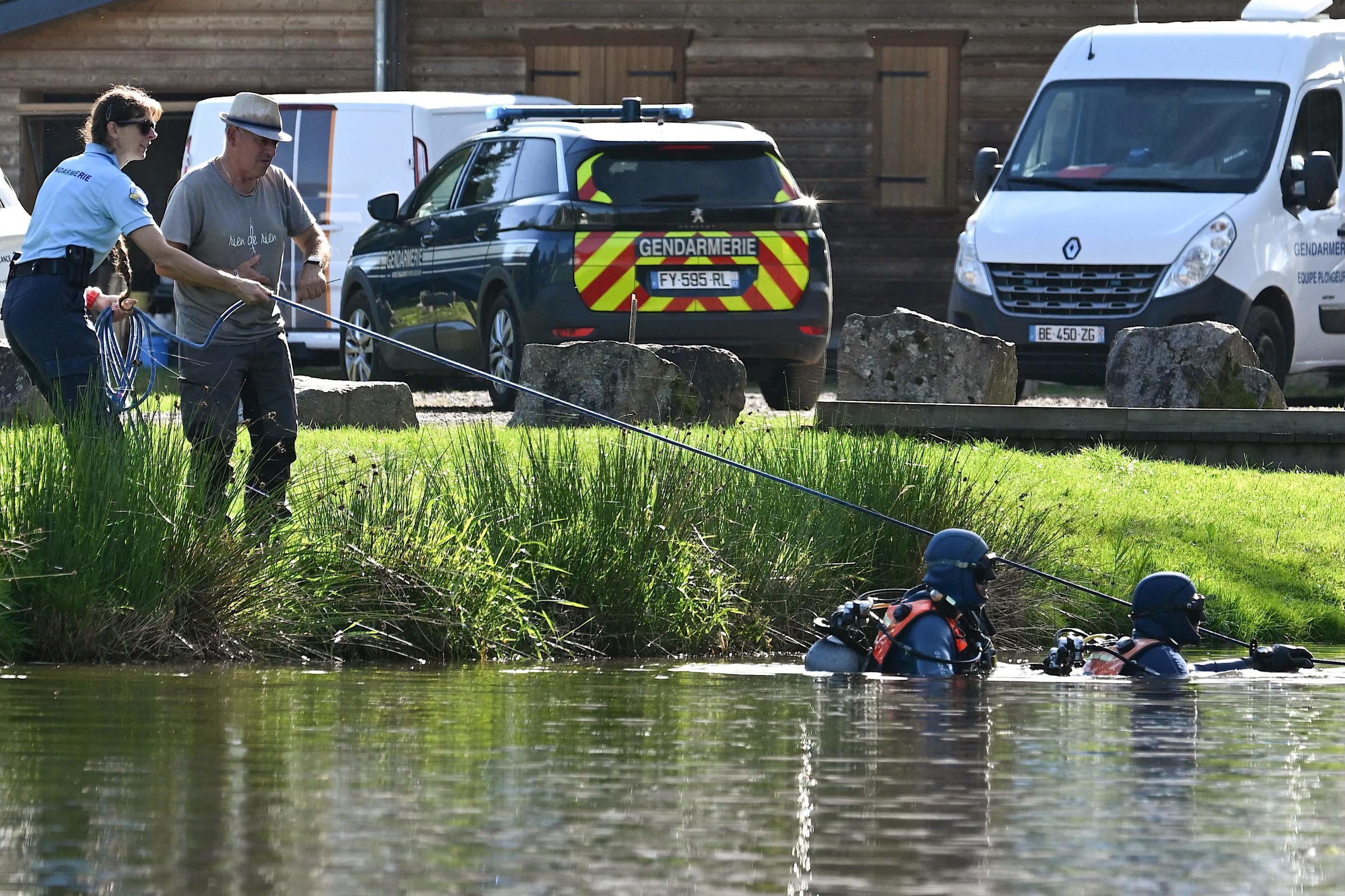 Plusieurs jours après la disparition de Lina, alors qu'elle se rendait à pied à la gare de Saint-Blaise-la-Roche (Bas-Rhin), à 3 km de son domicile, des plongeurs ont sondé mercredi un étang sans résultat. AFP/Patrick Hertzog