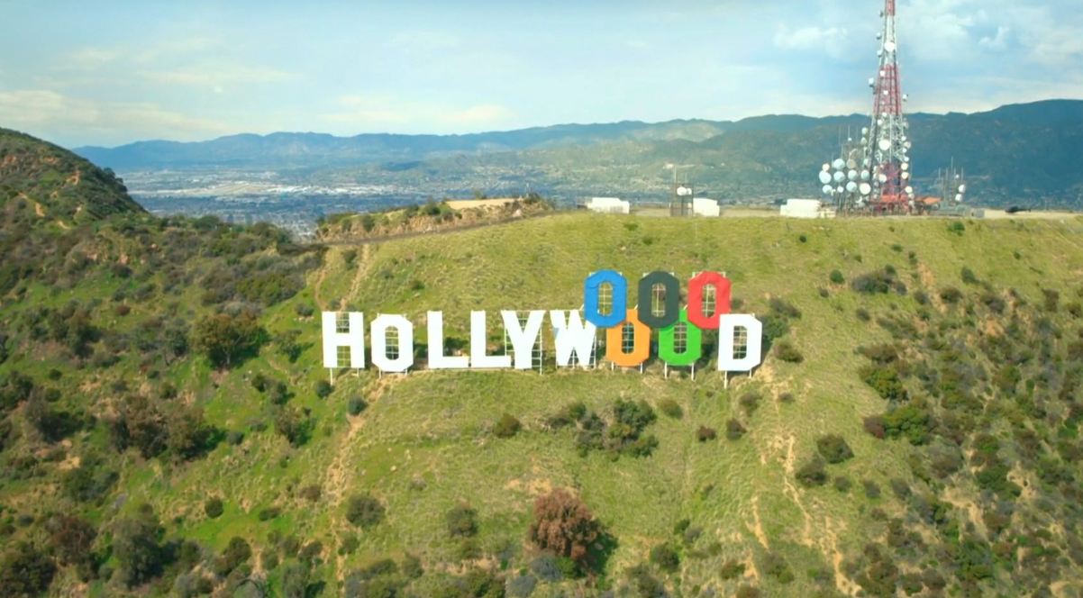 Les lettres d'Hollywood se parent des anneaux olympiques en attendant les Jeux olympiques de Los Angeles en 2028.