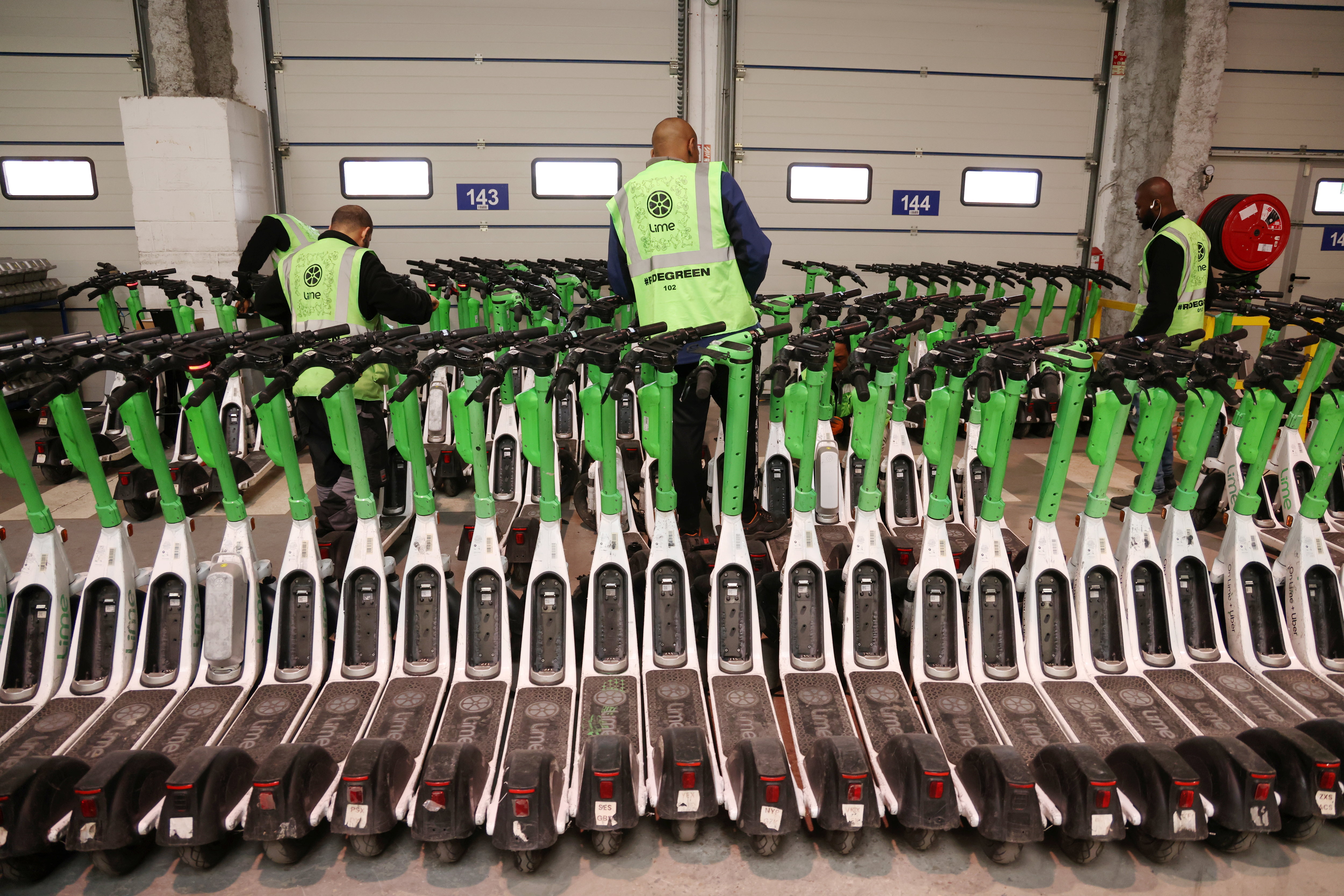 Lime assure la maintenance de ses 5000 trottinettes et 10 000 vélos électriques dans son centre situé à Charenton-le-Pont (Val-de-Marne). LP/Jean-Baptiste Quentin