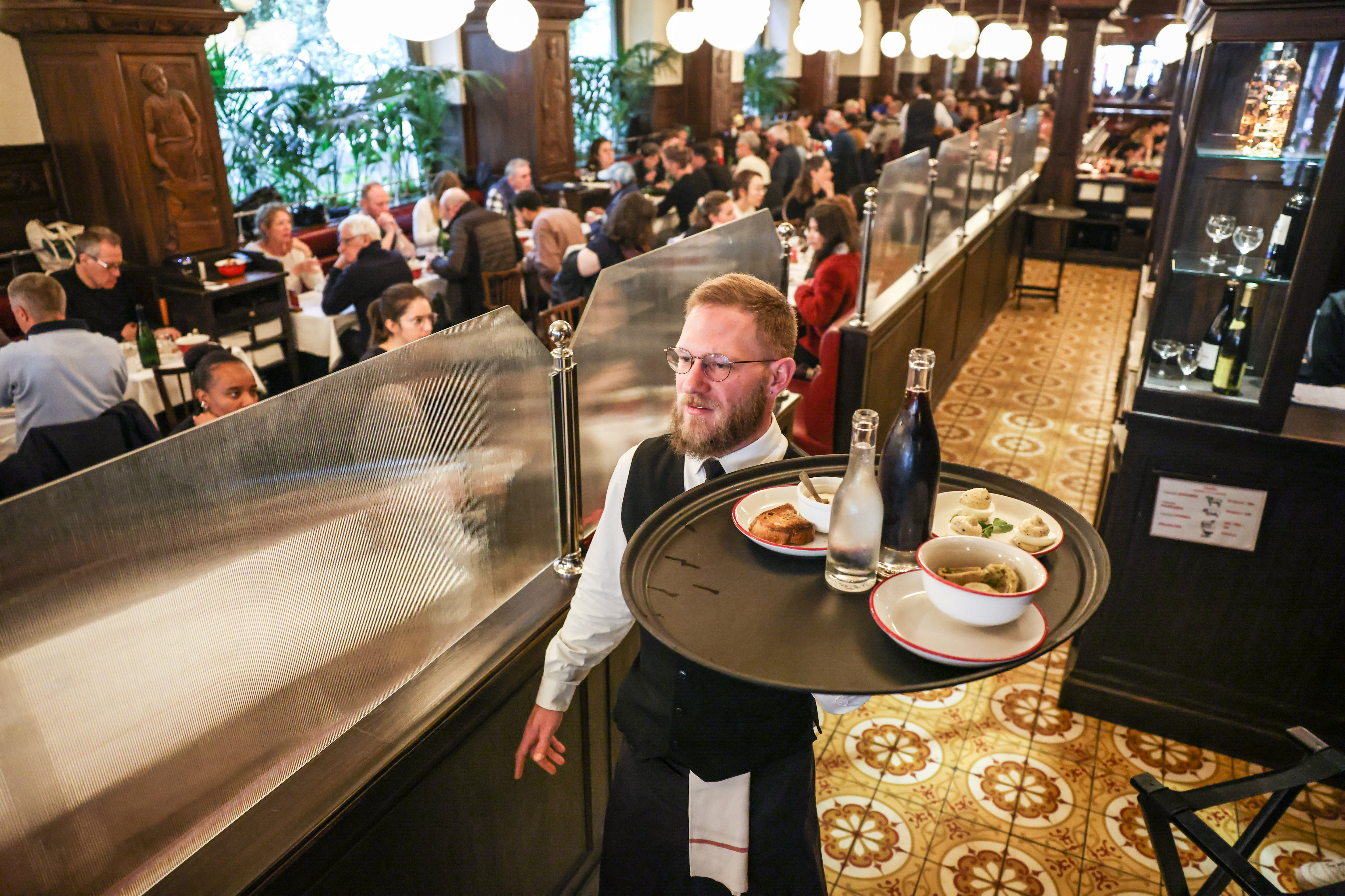 Serveurs de cafés, de restaurants et commis font partie des métiers les plus souvent associés à des difficultés de recrutement à Paris selon Pôle emploi. (Illustration) LP/Fred Dugit