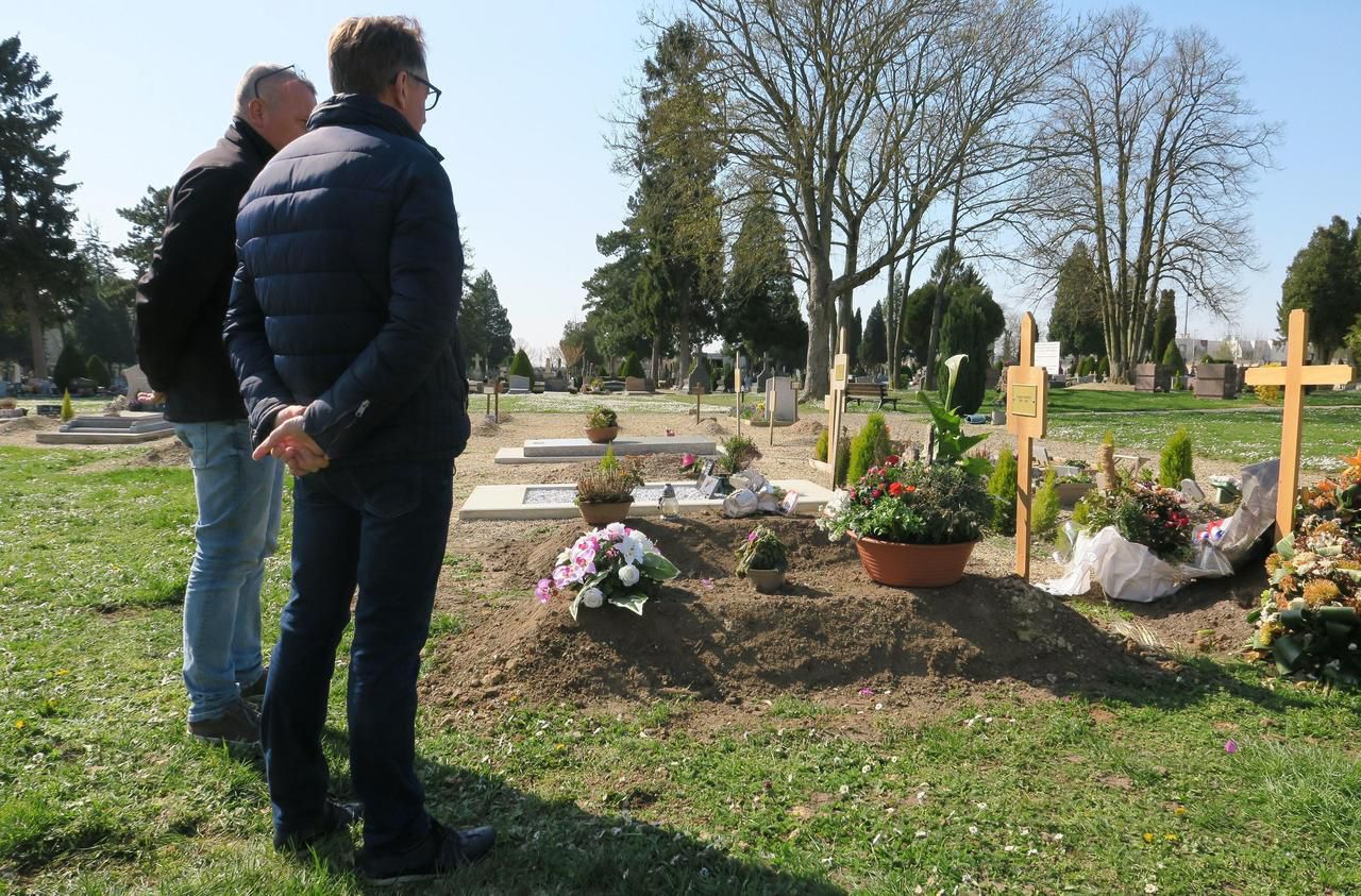 <b></b> Compiègne, jeudi. Dans les cimetières, de nombreuses inhumations ont eu lieu, le plus souvent en petit comité.