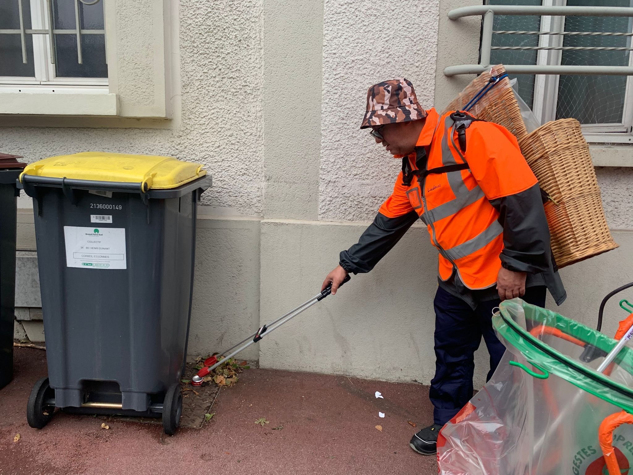Corbeil-Essonnes, le 4 août 2023. Ludovic Franceschet, éboueur star des réseaux sociaux, s'est lancé dans un périple de 55 jours pour rallier Paris à Marseille tout en ramassant les déchets le long de la N7.