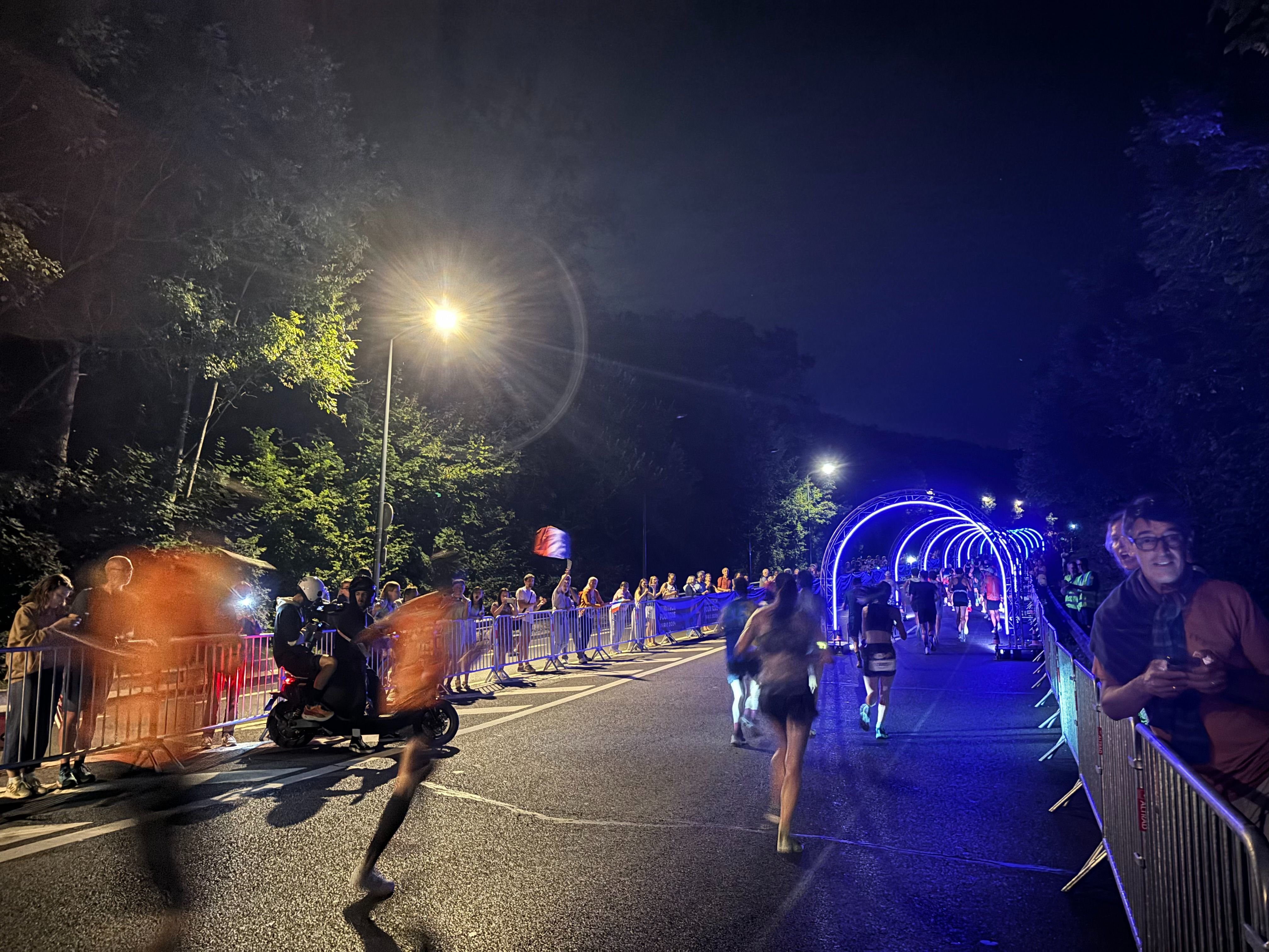 Côte du Pavé-des-Gardes, samedi 10 août. Un tunnel lumineux a été installé à l'entrée de ce terrible passage du Marathon pour tous. LP/Cécilia Leriche