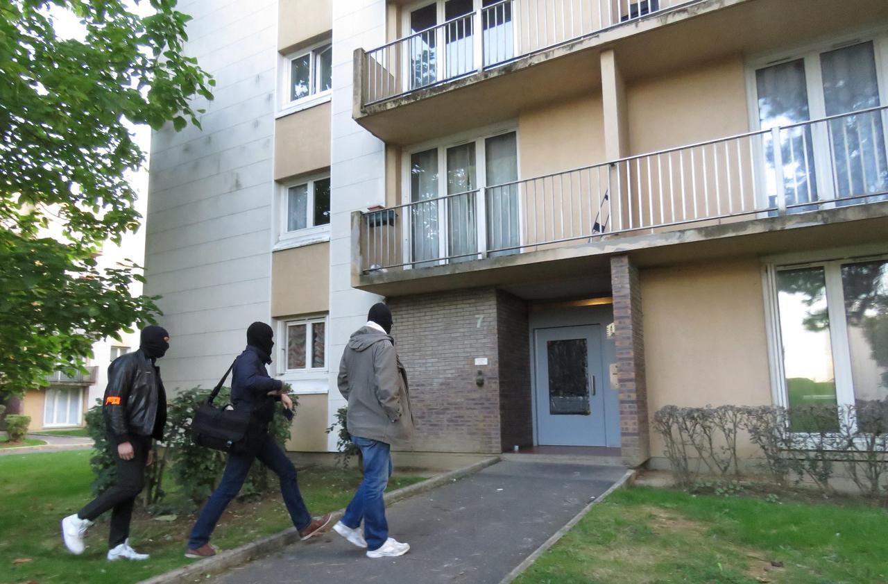 <b></b> Gonesse, ce jeudi 3 octobre. La police a perquisitionné le domicile de Mickaël H., auteur de l’attaque au couteau de la préfecture de police, tout l’après-midi. 
