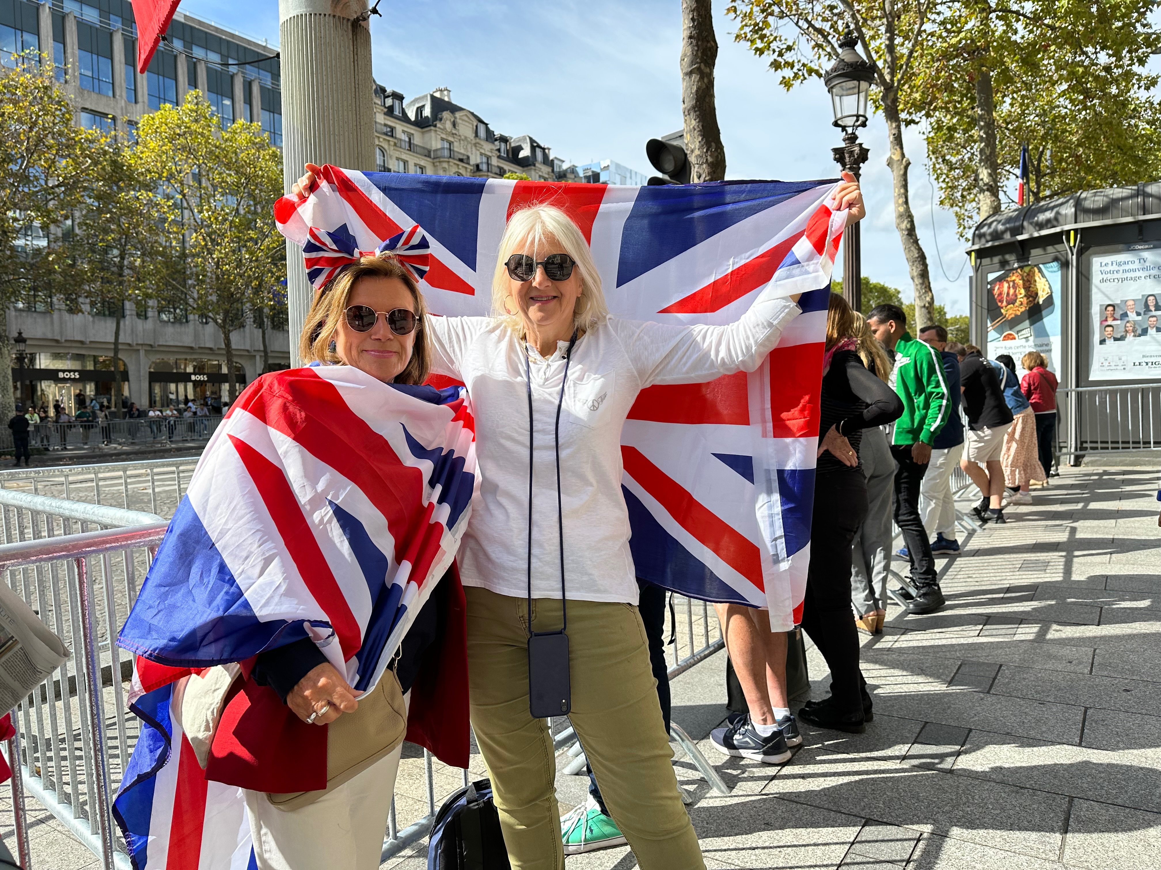 Avenue des Champs-Élysées (VIIIe), ce 20 septembre. Les Anglaises Judy et Fiona, qui vivent en France depuis de longues années, ne pouvaient pas louper la venue de Charles III. LP/Paul Abran