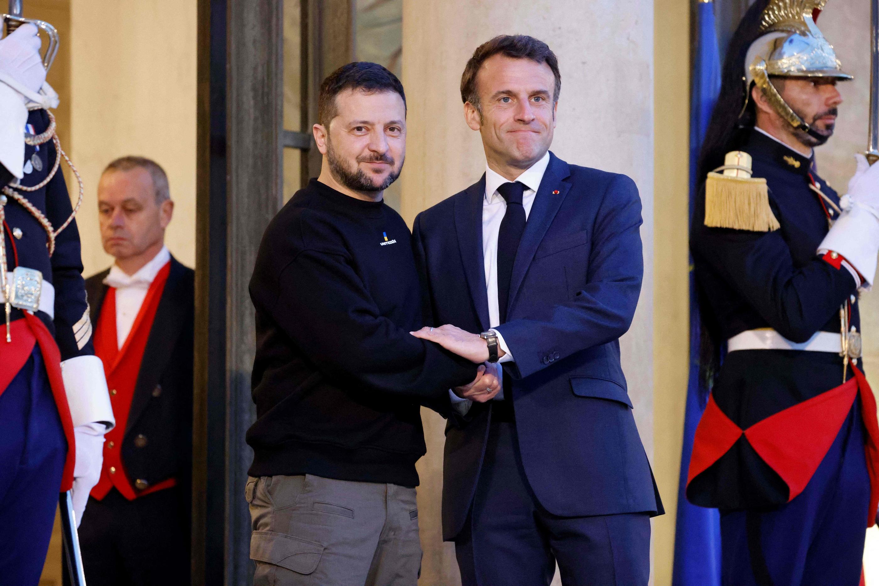 Paris, dimanche. Le président ukrainien, Volodymyr Zelensky (à gauche), est accueilli par Emmanuel Macron pour un dîner de travail à l'Elysée. AFP/Ludovic Marin