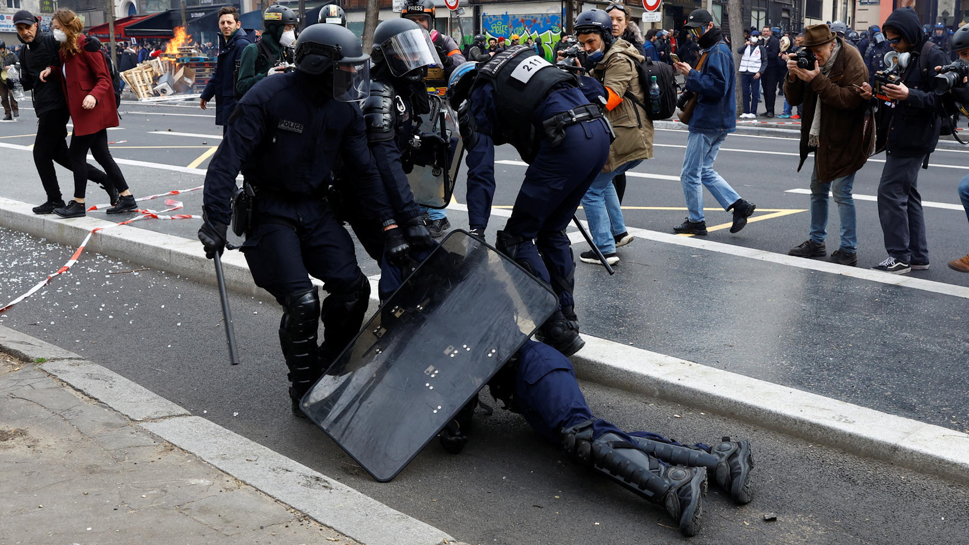 Paris, le 23 mars. Un policier a été mis KO par un projectile en marge d'une manifestation contre la réforme des retraites. L'auteur du jet de pierre a été condamné. Reuters/Gonzalo Fuentes