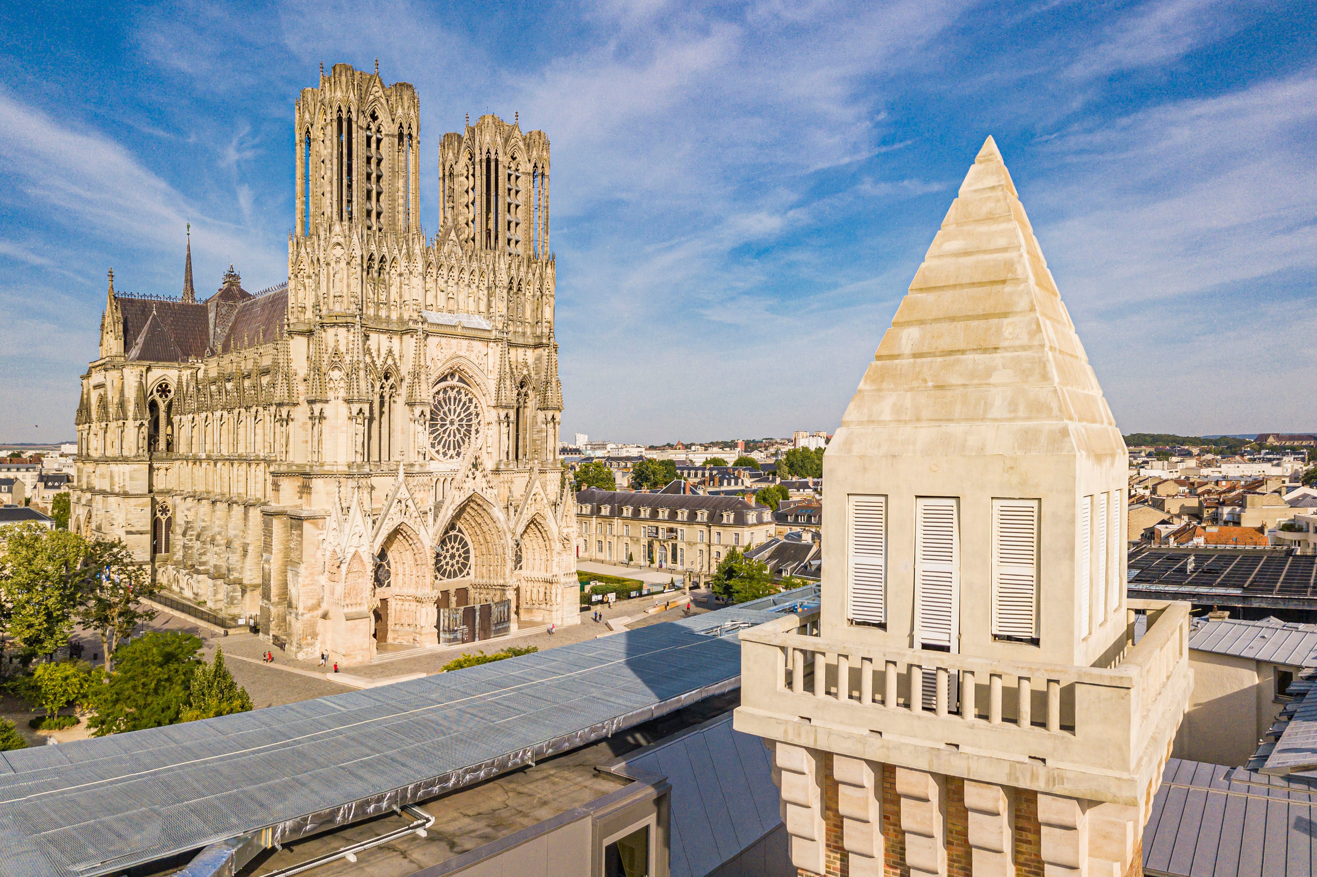 La tour de séchage de l'ancienne caserne fait figure de repère dans le ciel Rémois depuis sa construction dans les années 1920. Elle sera pour la première fois accessible à l'occasion des Journées du Patrimoine, le week-end du 21 septembre 2024. ©Naiim de la Lisiere