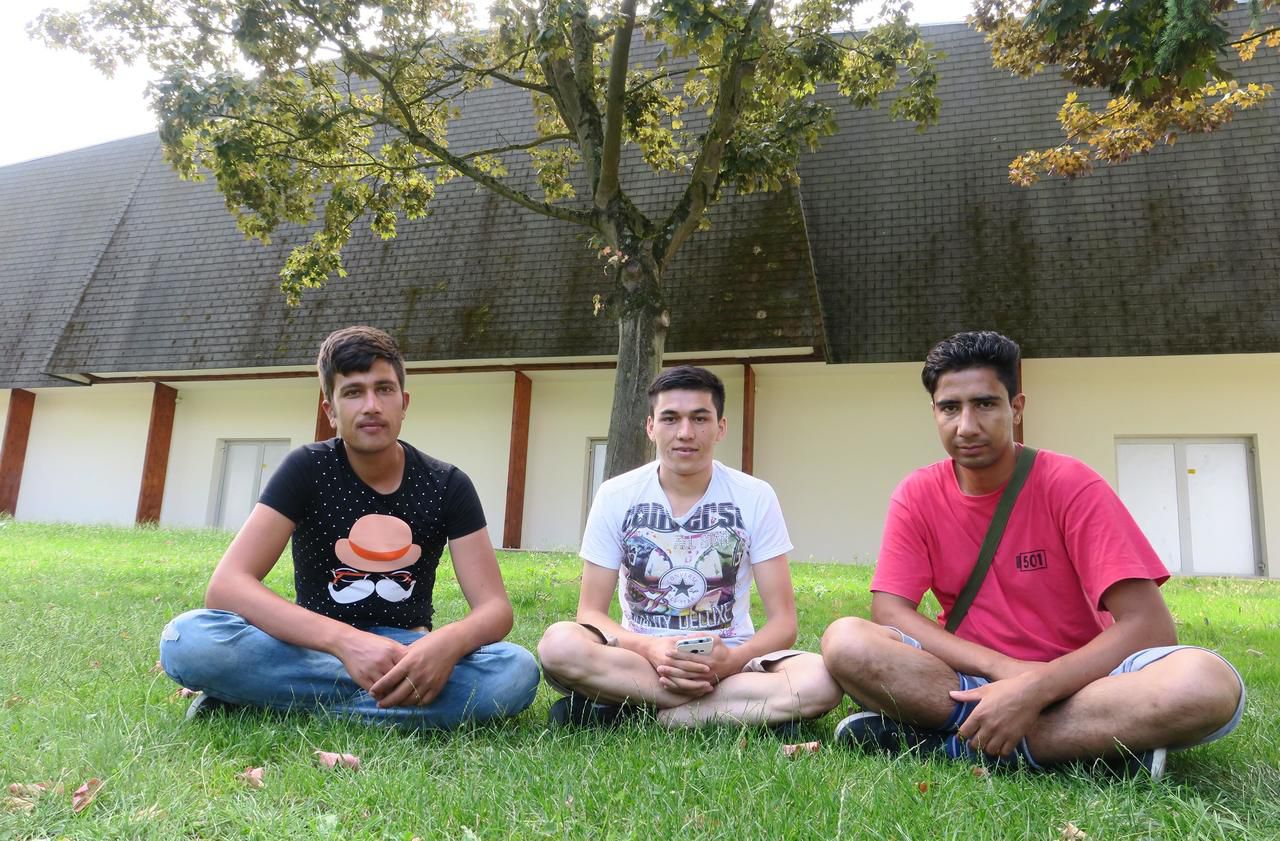 <b></b> Vaujours, ce dimanche 9 juillet. De gauche à droite, Basir, Omid et Abbas, trois jeunes Afghans, hébergés parmi une centaine de migrants au complexe sportif Roger-Grosmaire. 