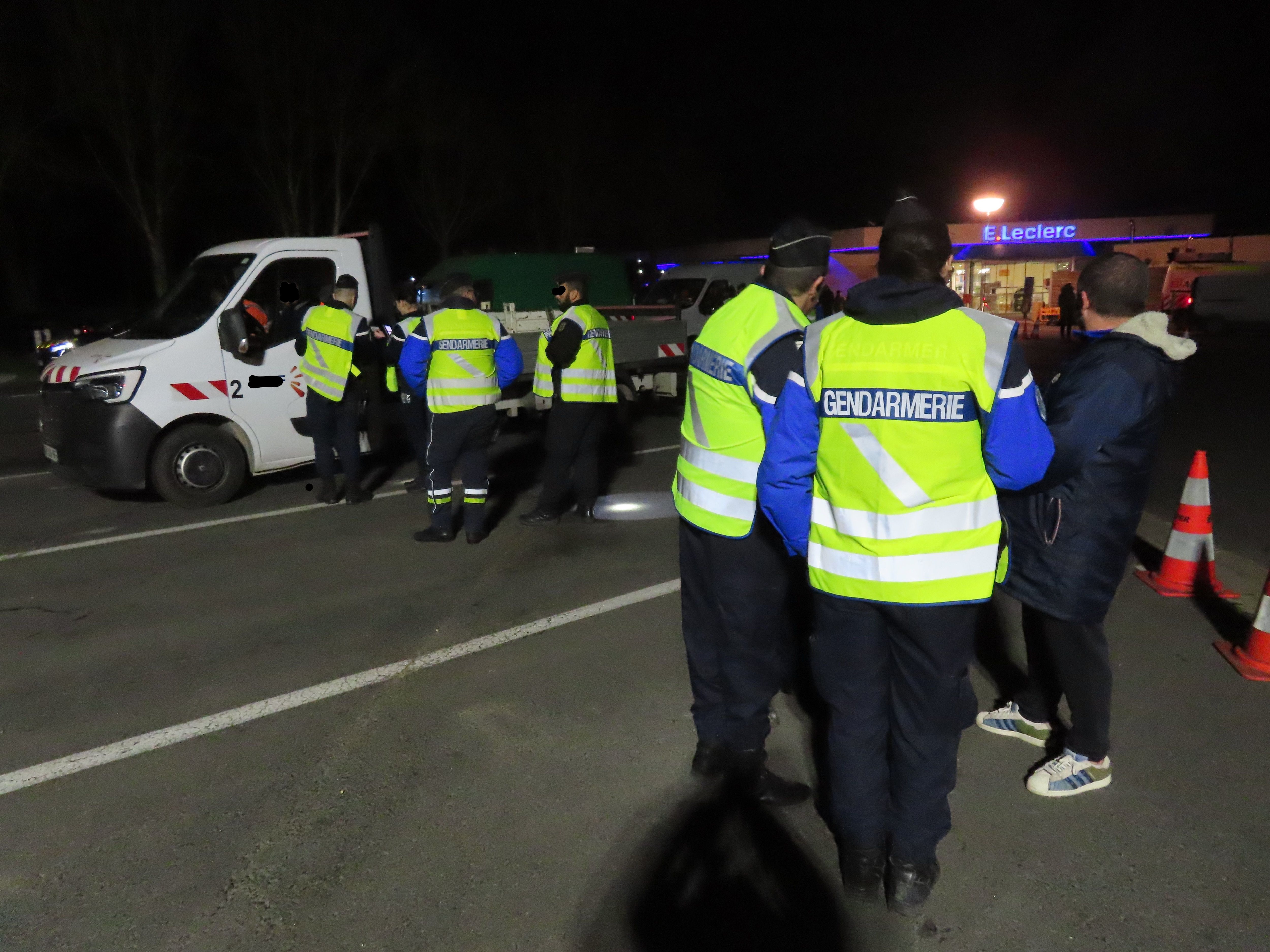 Aire d'Achères-la-Forêt, ce jeudi soir. De nombreux gendarmes et douaniers ont été mobilisés pour un contrôle spectaculaire sur l'A6 visant les délinquants et la contrefaçon. LP/Thomas Segissement