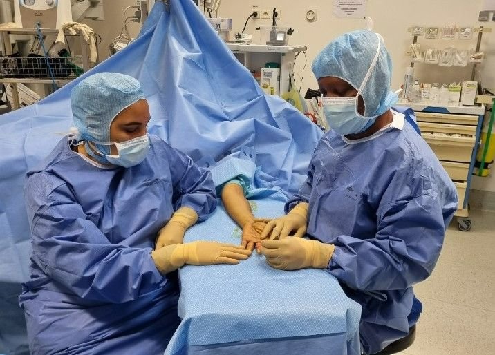 Clinique de l'Estrée, Stains (Seine-Saint-Denis), le 30 décembre 2022. Le docteur Boris Amagli (à d.), chirurgien de la main, est de garde pendant les fêtes de fin d'année, période propice aux accidents. DR