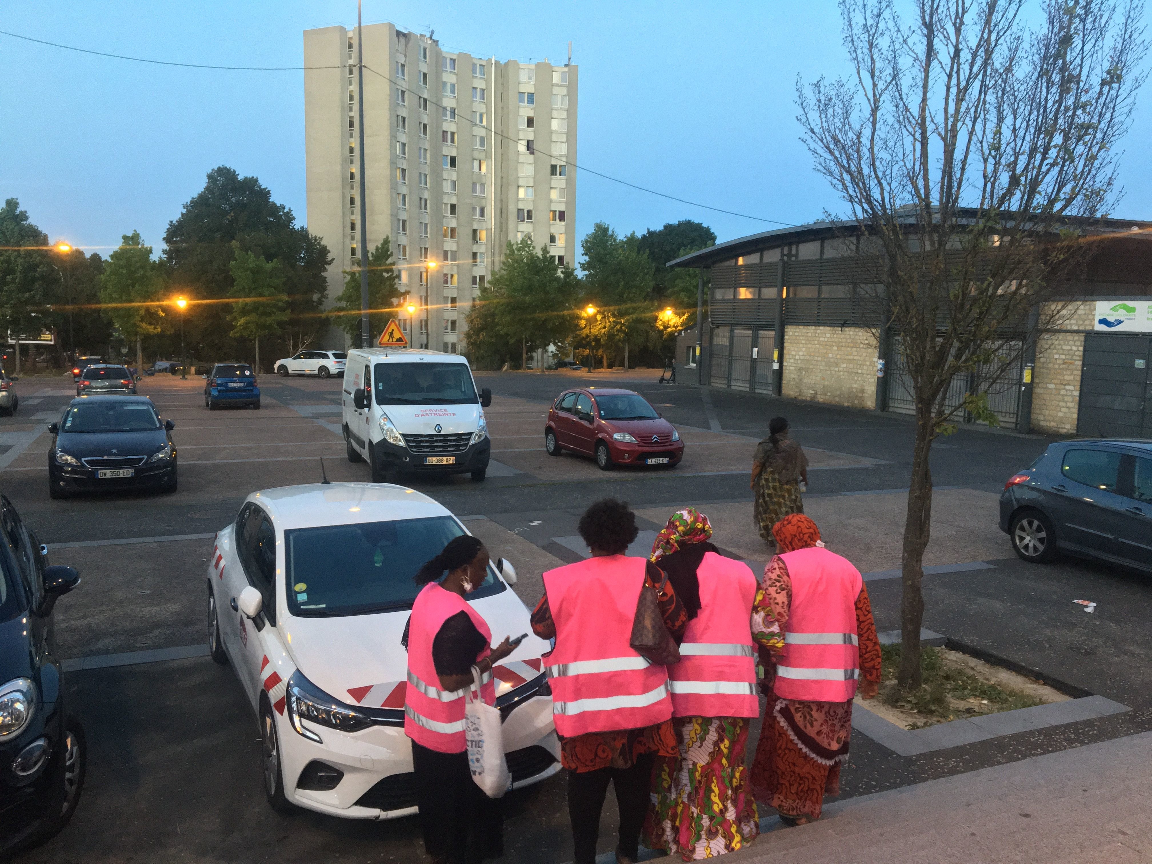 Corbeil-Essonnes, ce mardi 8 septembre 2021. Les mamans des Gilets roses entament une ronde au quartier des Tarterêts après cinq nuits d'émeutes. LP/Bartolomé Simon