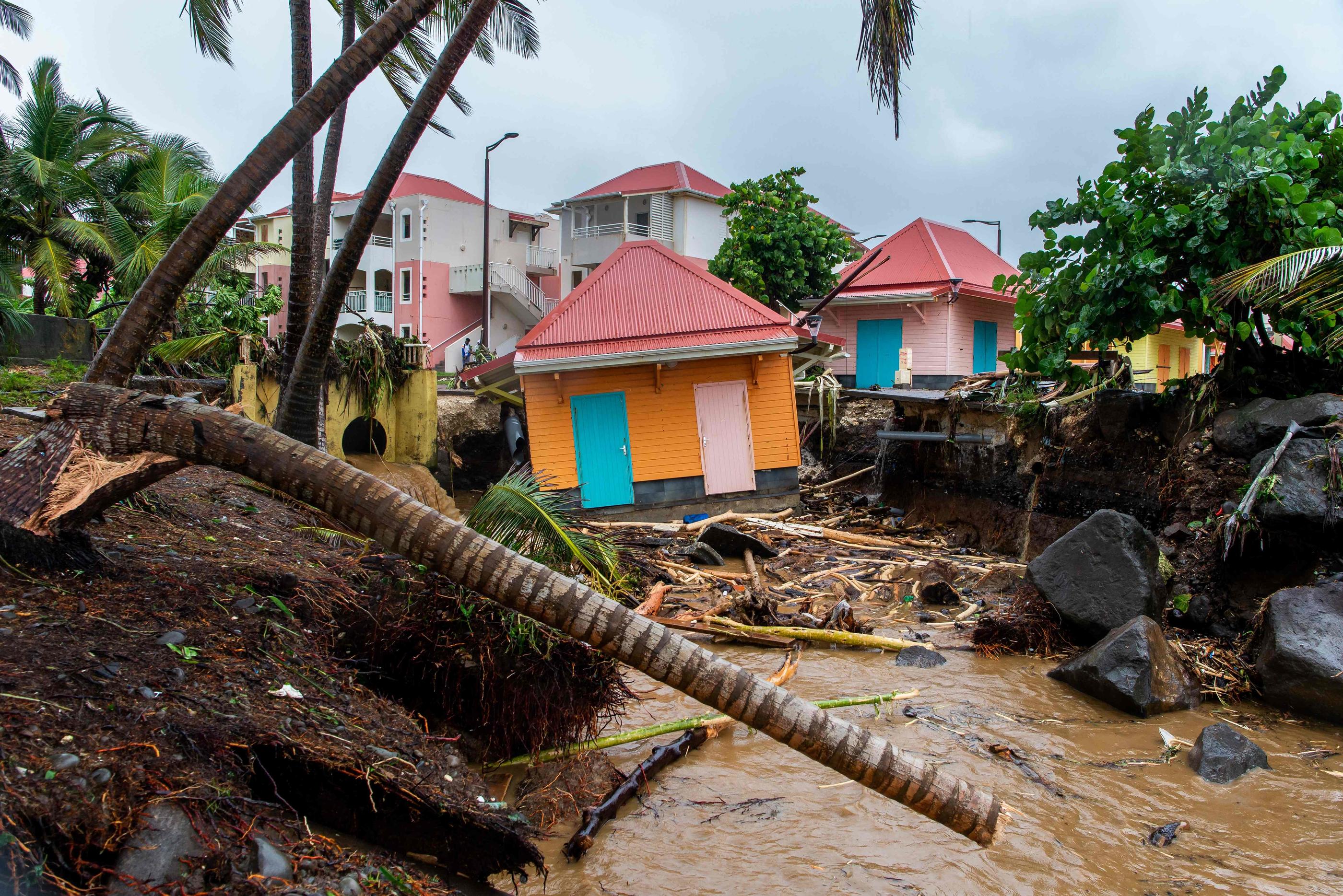 Région Guadeloupe - 🌪PREVENTION DES RISQUESInondations, tempêtes,  cyclones, soyons prêts ! Pensez à préparer votre kit d'urgence Regrouper,  dans un endroit de la maison facile d'accès, les objets et articles de  première