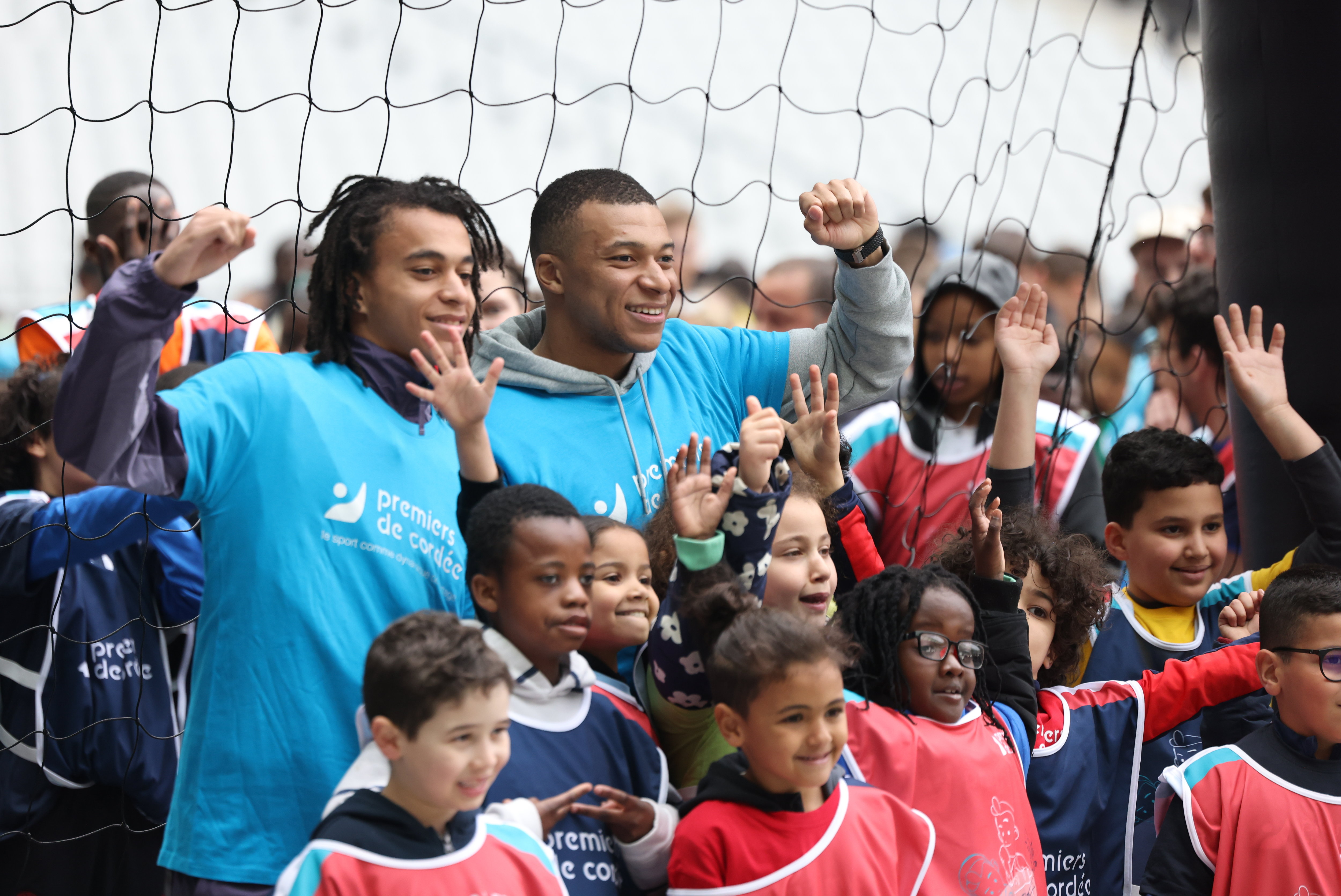 Kylian Mbappé et son petit frère Ethan ont totalement joué le jeu auprès des enfants venus au Stade de France. (PHOTO LE PARISIEN / ARNAUD JOURNOIS)