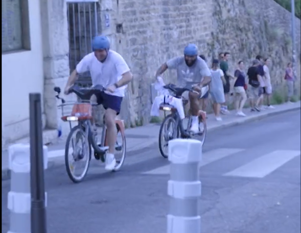Deux membres des All Blacks sur des vélos en libre-service à Lyon. Capture vidéo @AllBlacks