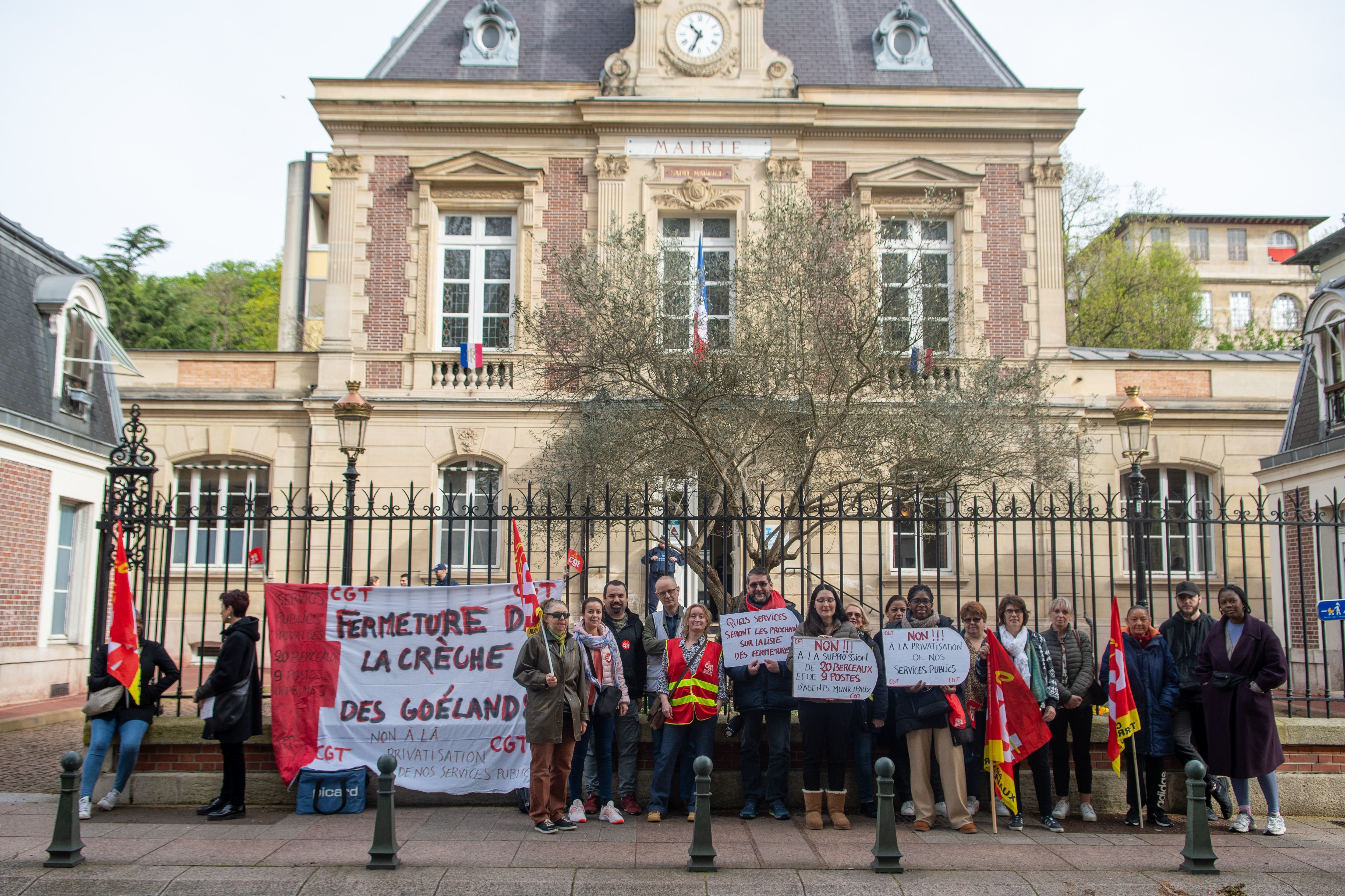 Saint-Maurice, ce samedi 6 avril. Les agents de la crèche des Goélands, qui fermera à la rentrée prochaine, se sont réunis pour protester contre cette décision, votée ce jour au conseil municipal. LP/Marion Sillion